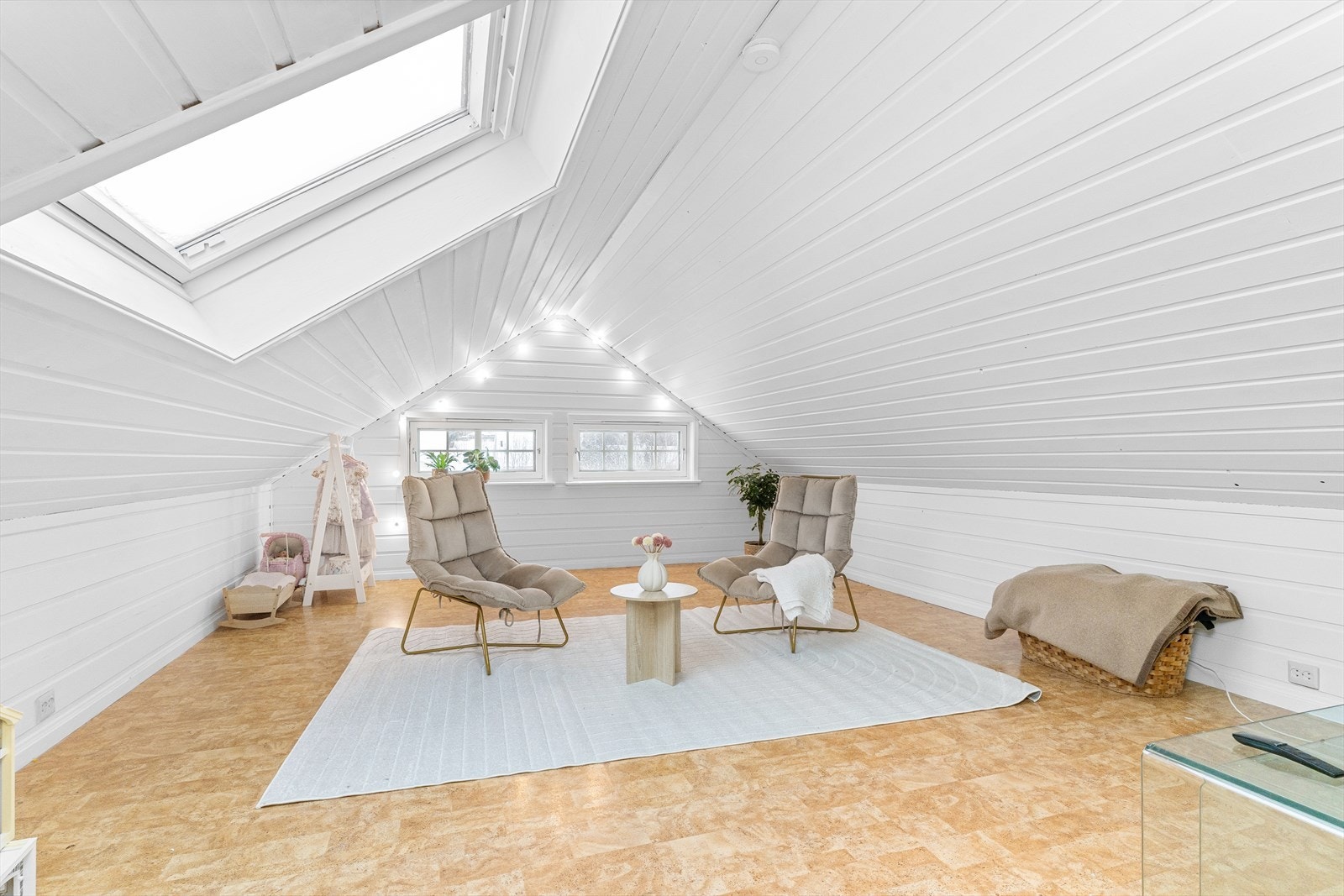 Over garasjen er det innredet et eget oppholdsrom (Det gjøres oppmerksom på at rommet ikke er godkjent som rom for varig opphold) Galleribilde