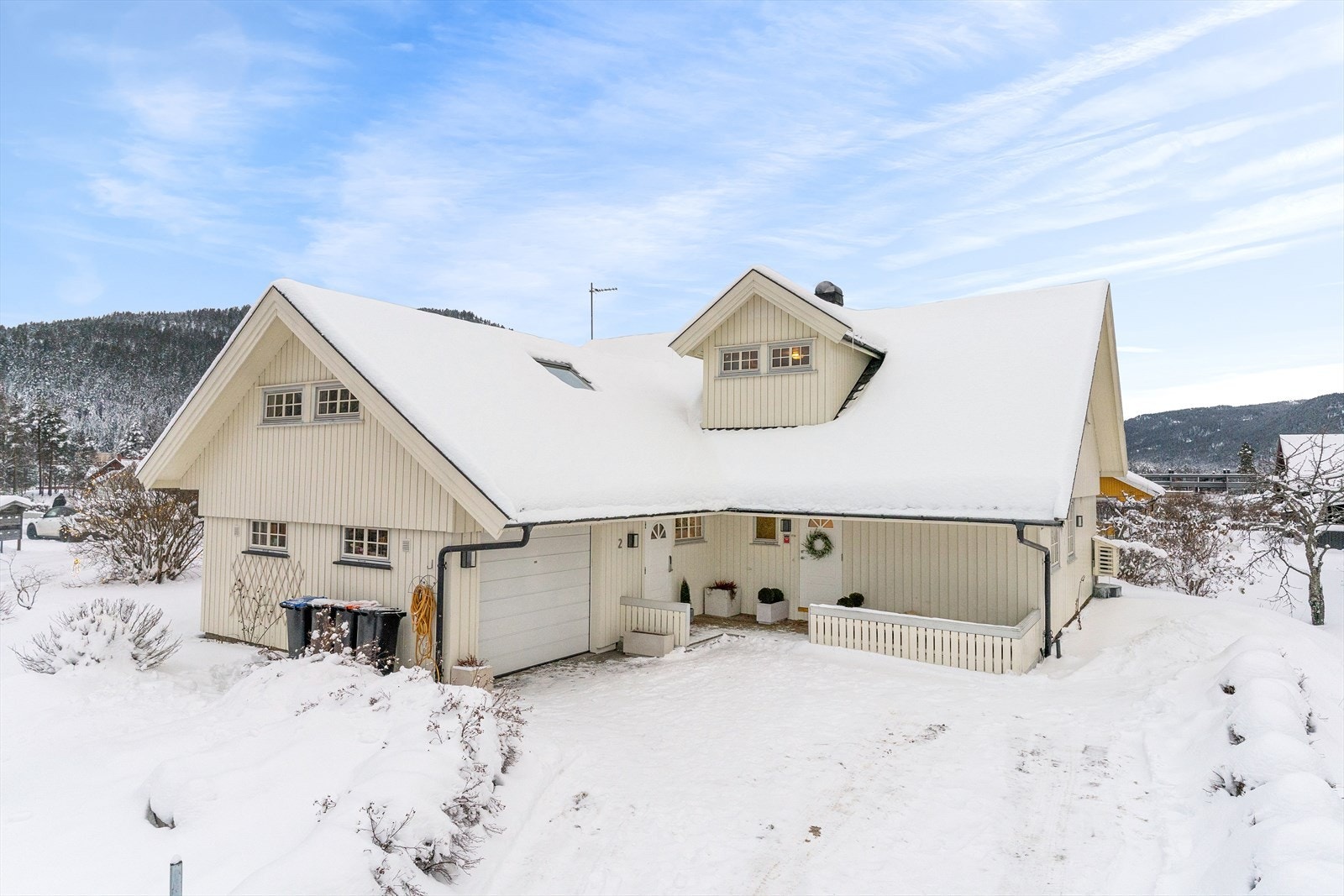Velkommen til den hyggelige eneboligen i Lerkeveien 2, på Skavanger. Garasjen ligger integrert i boligen. Foto: Arild Brun Kjeldaas Galleribilde