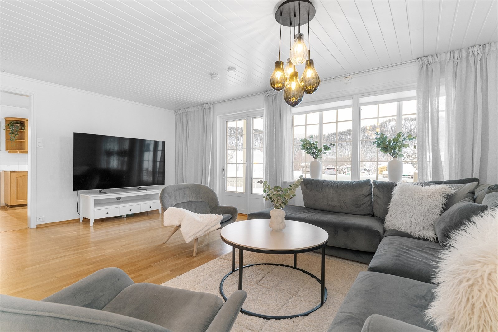 Lyse overflater og godt lysinnslipp gir rommet en god romfølelse. Galleribilde