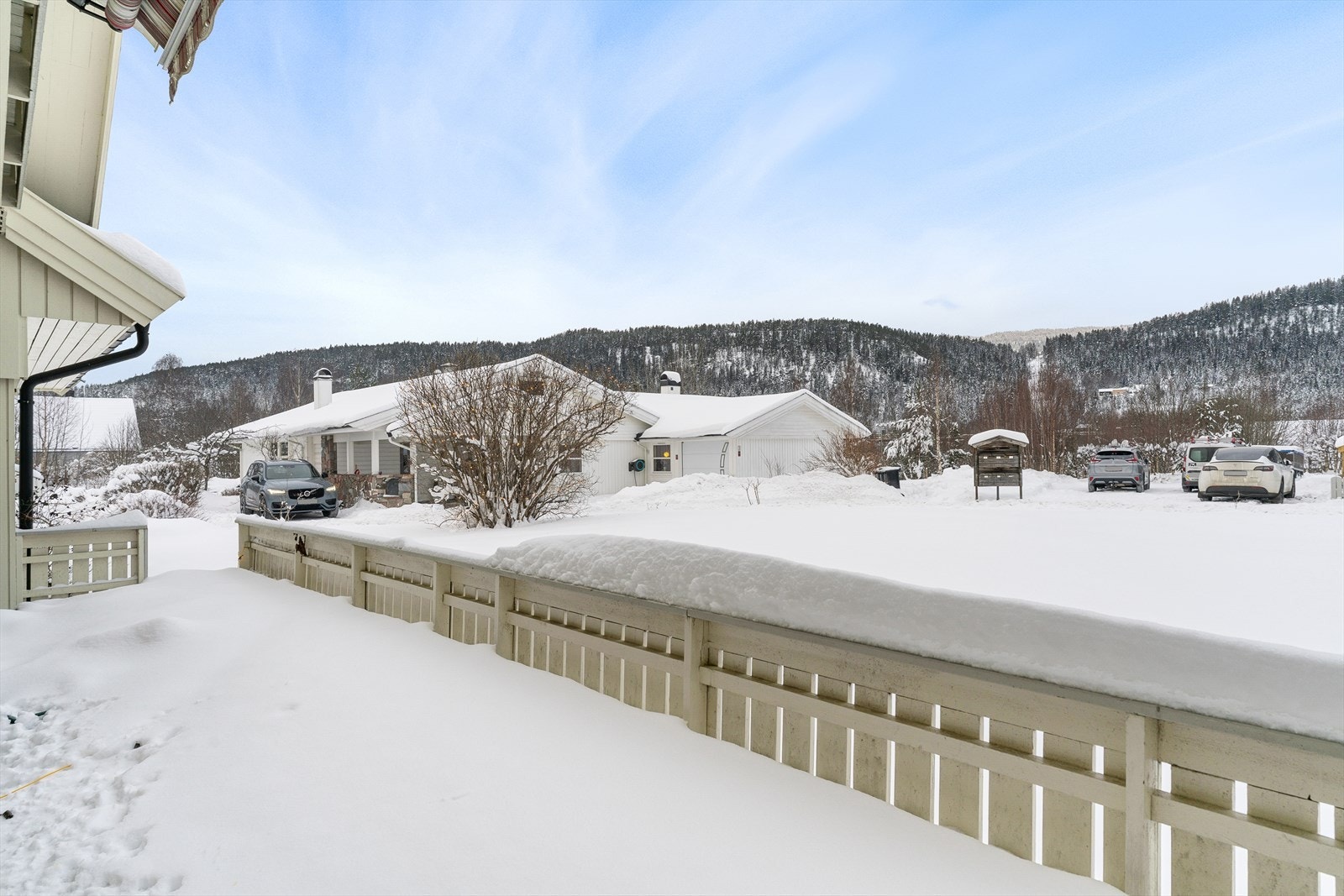Usjenert med gode solforhold. Uteplassen er vestvendt og har bra med sol på ettermiddag og kveld. Galleribilde
