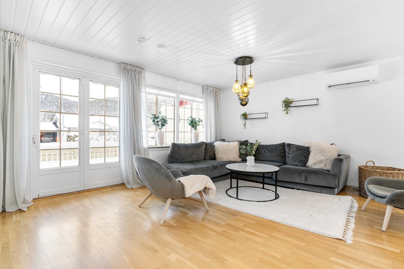 Fra stuen er det dobbeltdører som leder direkte ut til terrassen og hagen, hvor det er flott ettermiddags- og kveldssol. Galleribilde