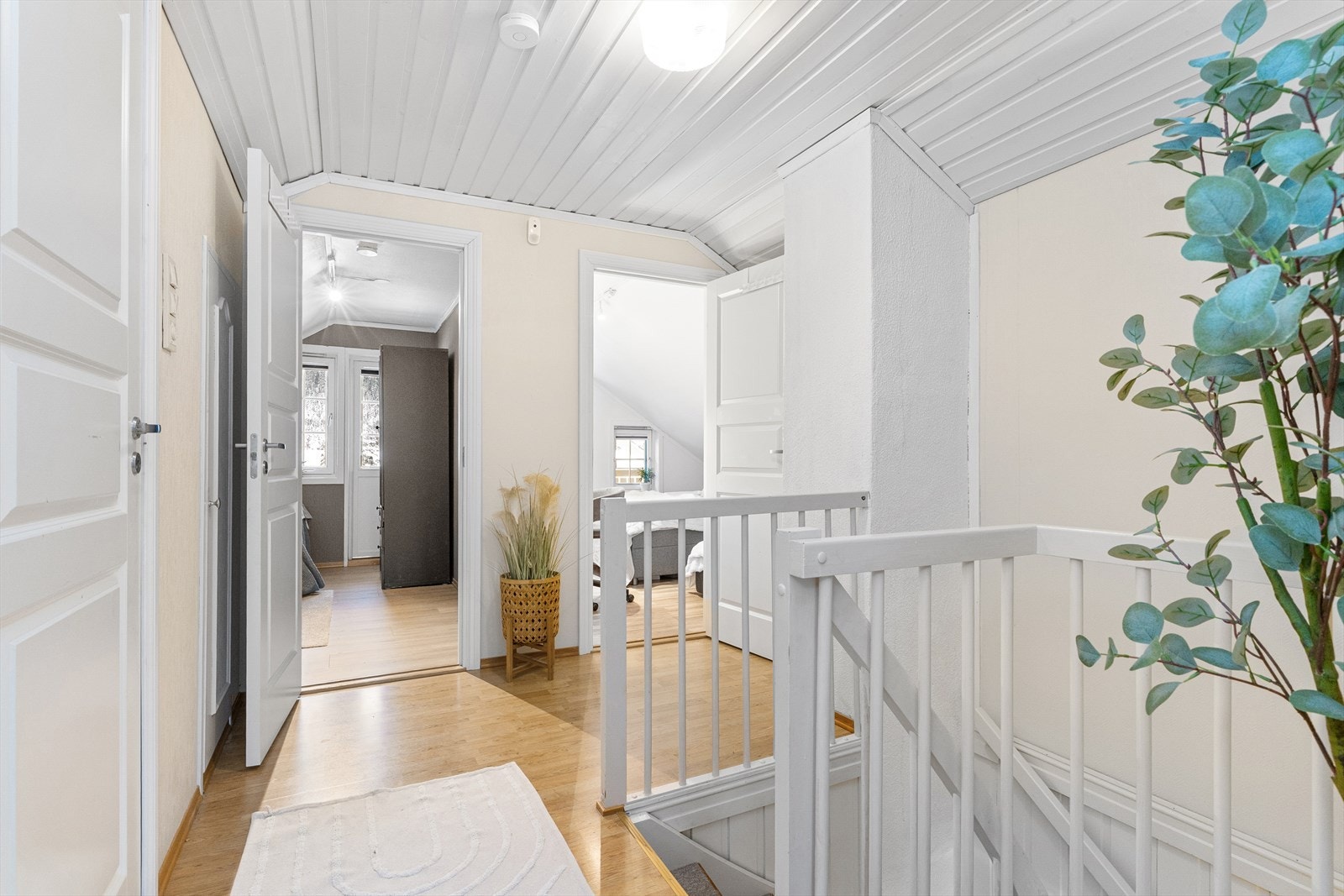 Trappegangen opp til andre etasje binder etasjens rom sammen på en god måte. Galleribilde