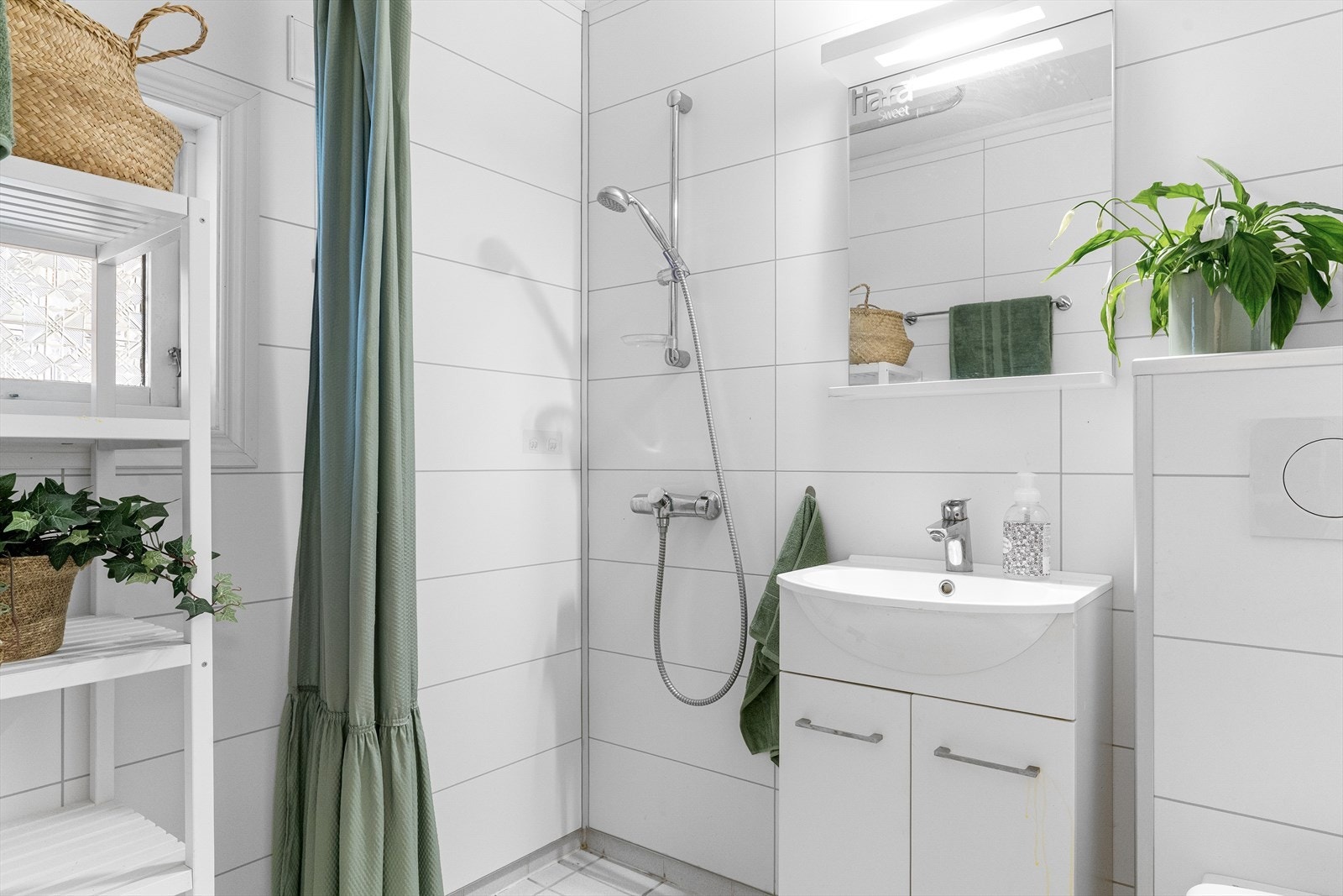 Badet i første etasje ble delvis modernisert i 2015. Det er baderomsplater på veggene, malte flater i himlingen og gulv med fliser og varme. Galleribilde