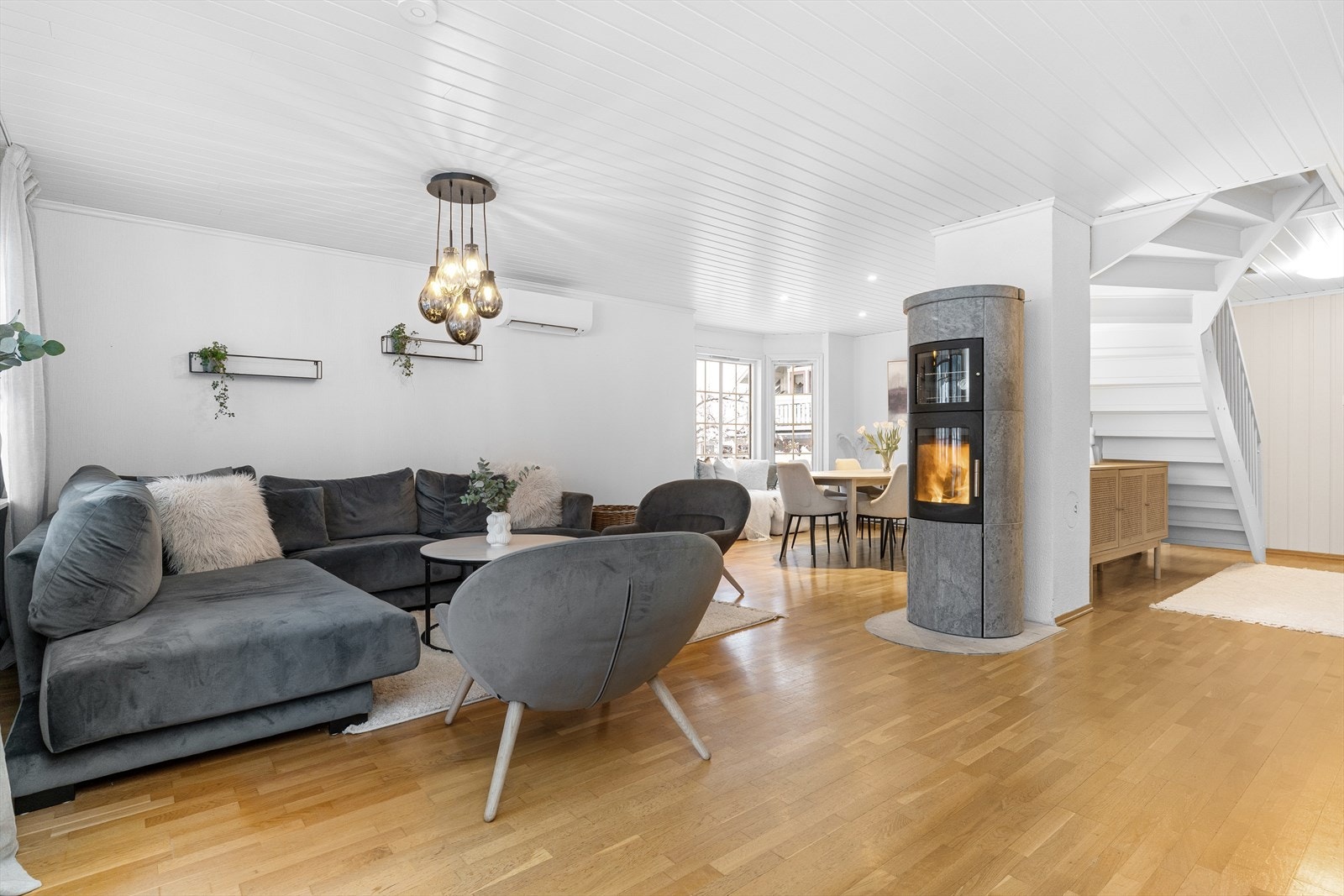 Stuen er lys og romslig, med varmepumpe montert på yttervegg, og med ny klebersteinspeis (2024) og nyere stålpipe (2012). Galleribilde