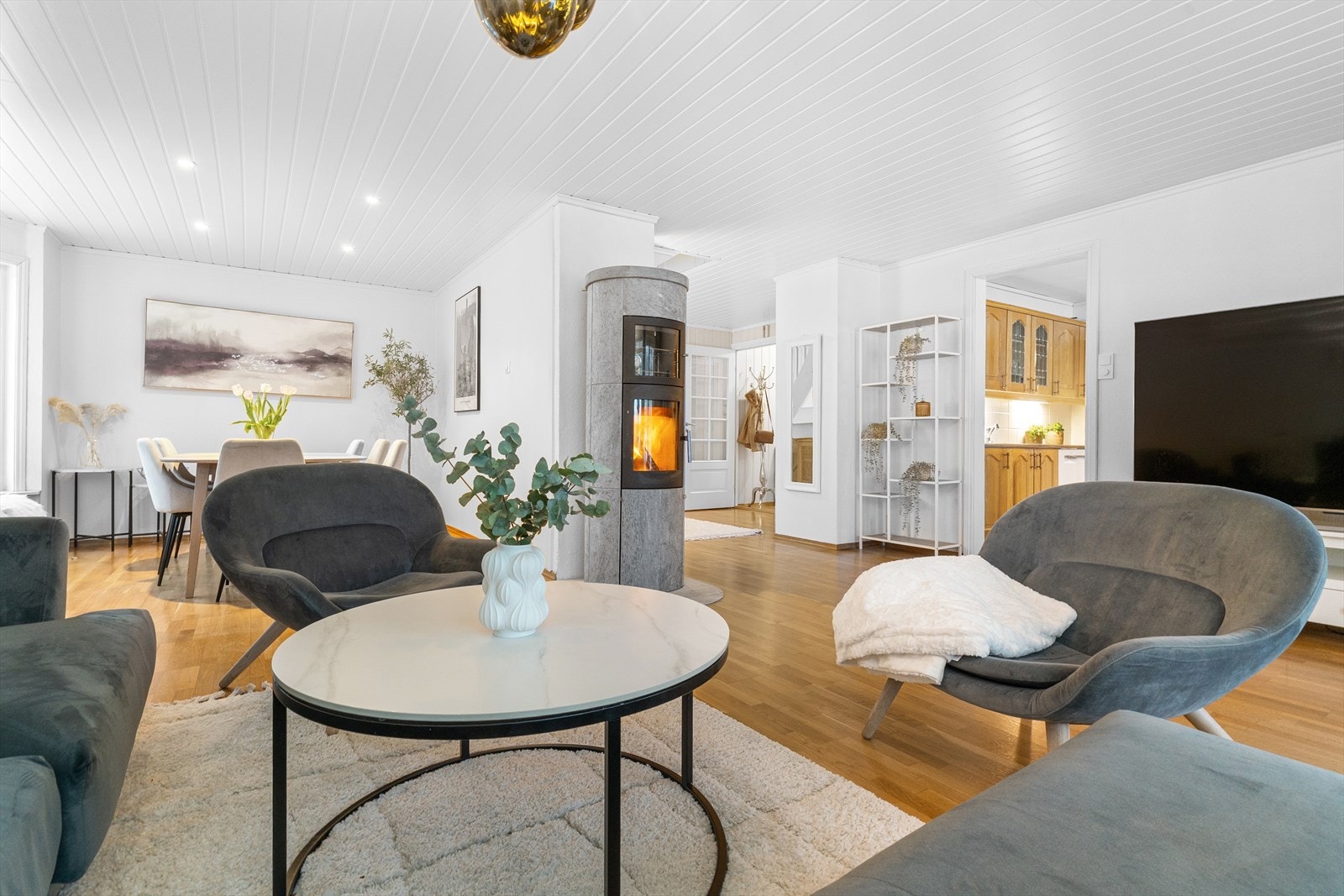 Et sosialt og praktisk allrom for store og små. Her er det enkelt å være mange, med tydelige og adskilte oppholdsrom, 2 bad og 5 soverom. Galleribilde