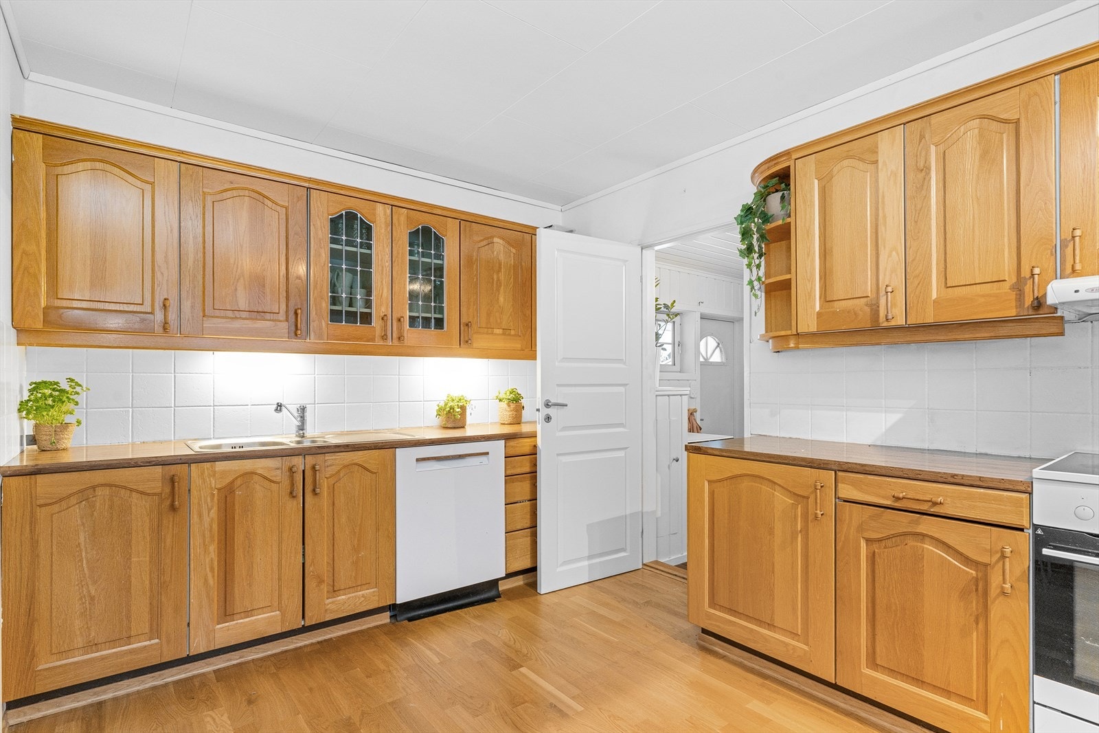 Kjøkkenet er utstyrt med avsatt plass til hvitevarer som kjøleskap, oppvaskmaskin og komfyr. Galleribilde