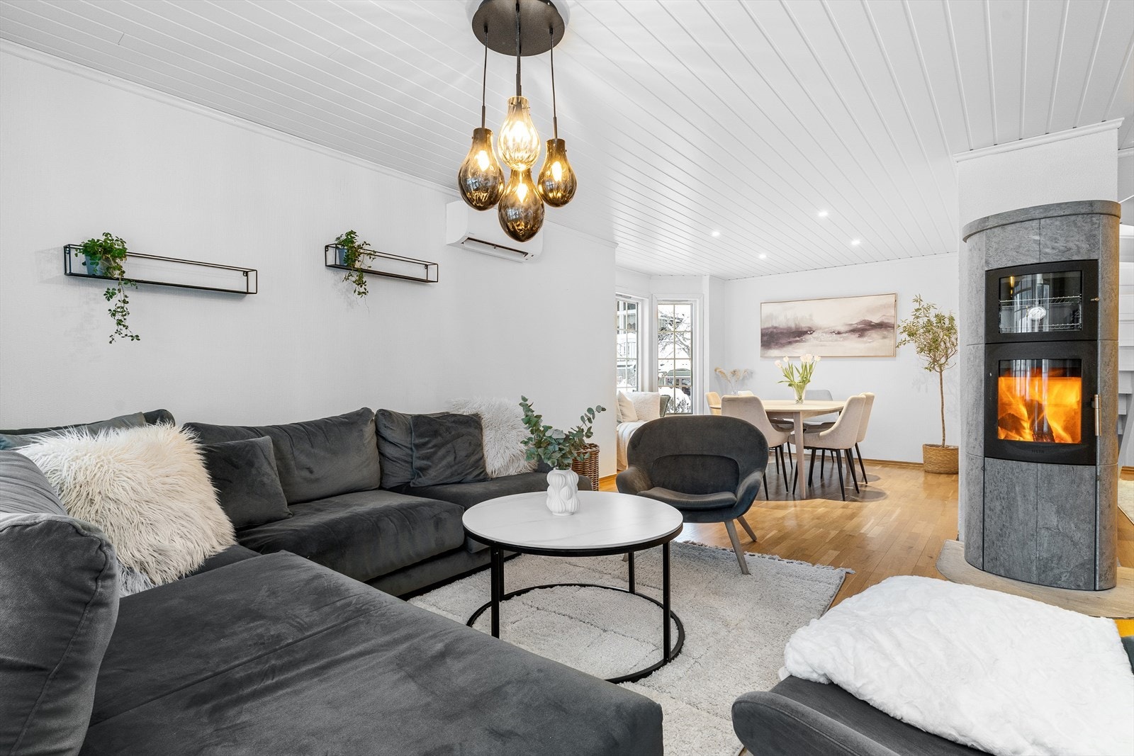 I taket er det montert ekstra spotter over spiseplassen. Veggplassen gir rom for å kunne henge opp hyller og bilder etter egne ønsker. Galleribilde