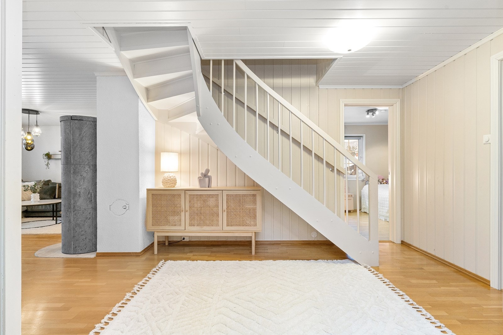 Boligen er malt opp i nyere tid og har lyse overflater gjennomgående brukt i alle rom. Galleribilde