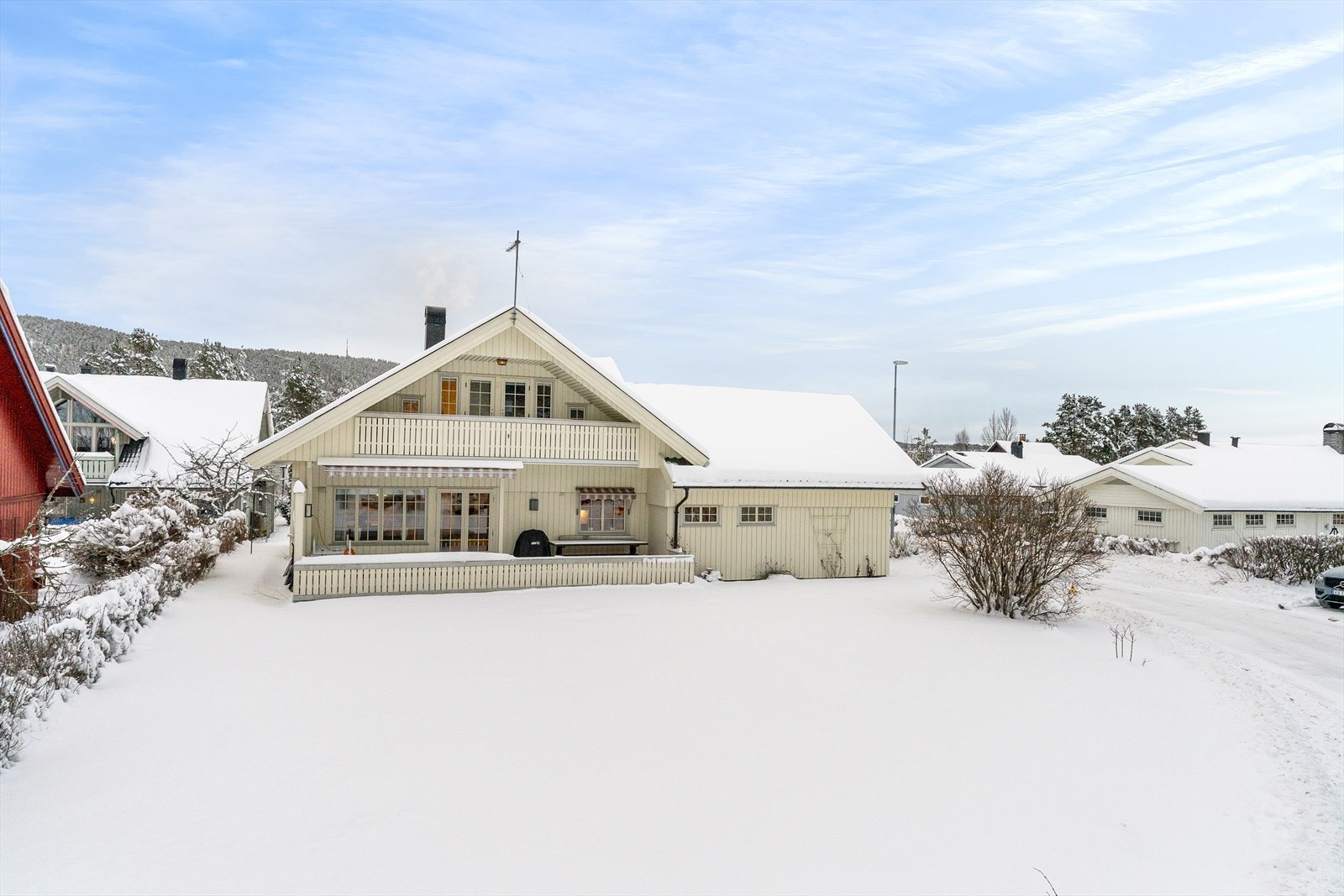 Her har man god boltreplass foran seg, med mulighet for ballspill, lek og moro utendørs. En familievennlig bolig med 2 bad og 5 soverom. Galleribilde