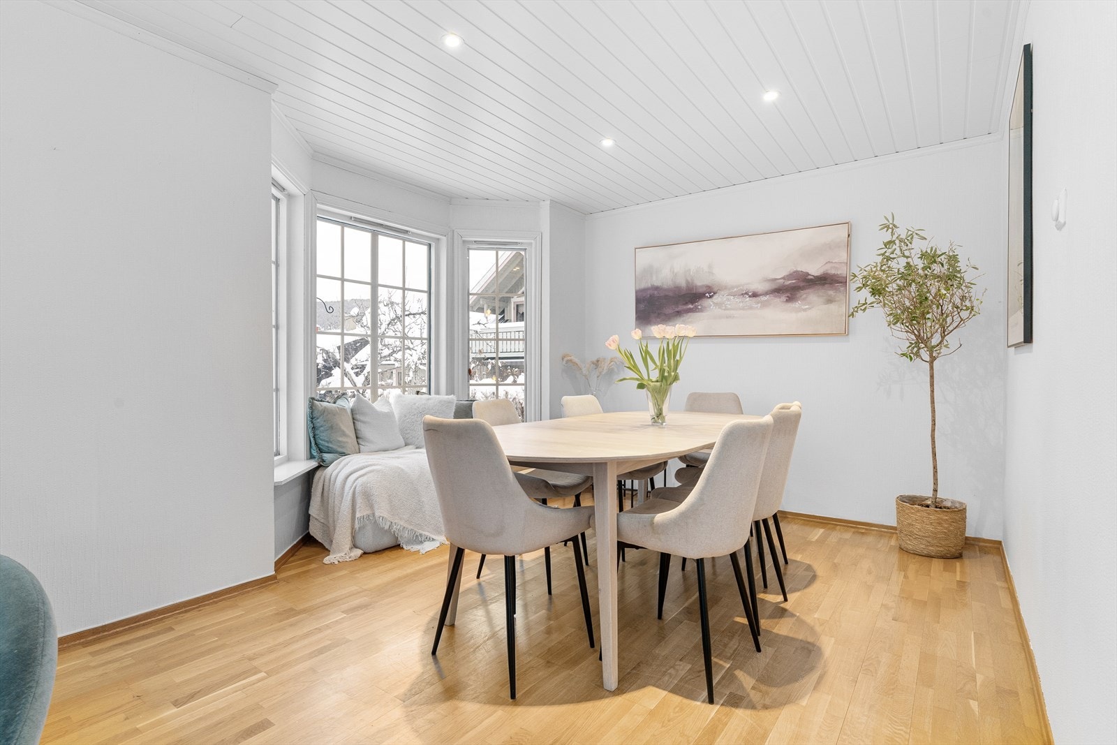 Et ypperlig sted å samle familie og venner til hyggelige måltider. Lyset fra karnappet gir et ekstra preg til rommet. Galleribilde