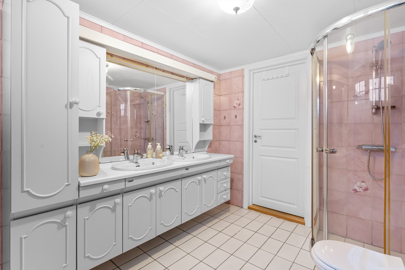 Innredningen sikrer god og funksjonell oppbevaringsplass. Et stort og praktisk rom, som ved ombygging vil kunne bli et lekkert kombinert bad/vaskerom. Galleribilde