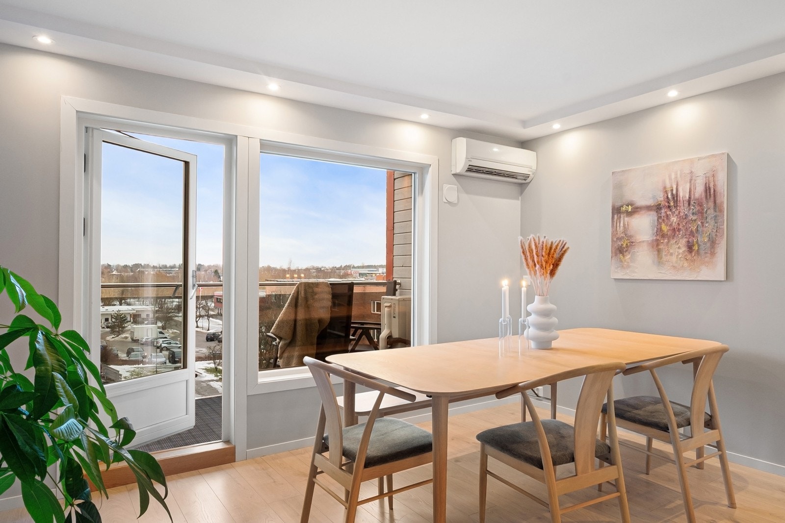 Fra stuen er det utgang til en 11 kvm stor, sydvendt balkong med sol store deler av dagen. Galleribilde