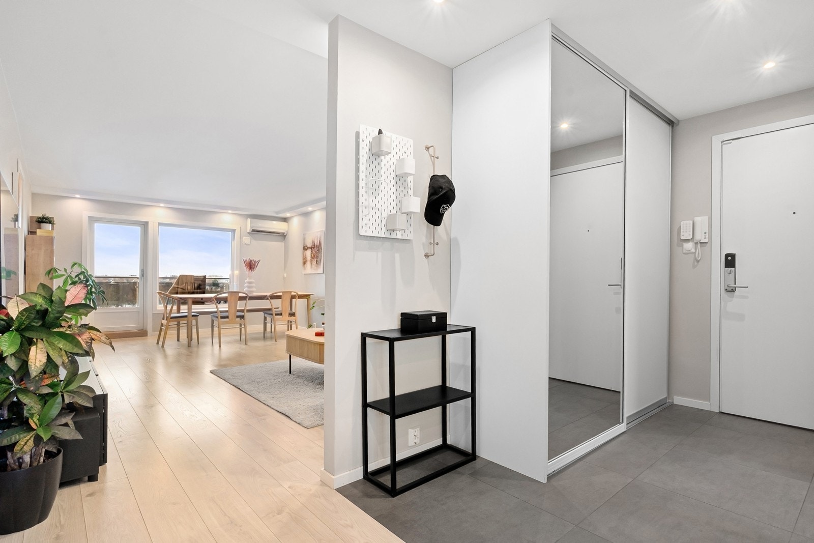 Vel inne fremstår leiligheten lys og innbydende med overflater og delikate fargevalg. Galleribilde