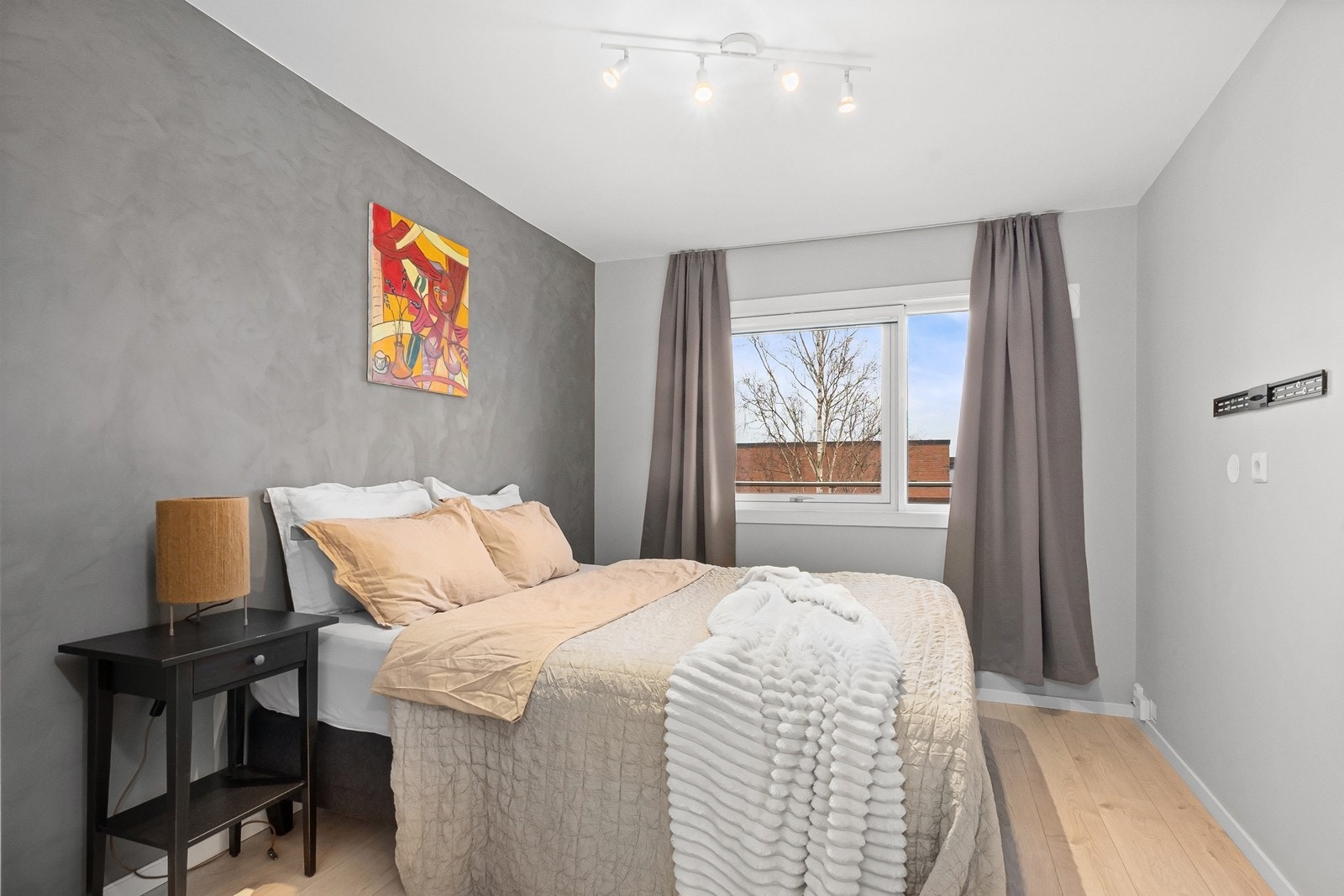 Store vindusflater i begge rom gir utsyn mot grønne fellesområder på baksiden av bygget og bidrar til godt lysinnslipp. Galleribilde