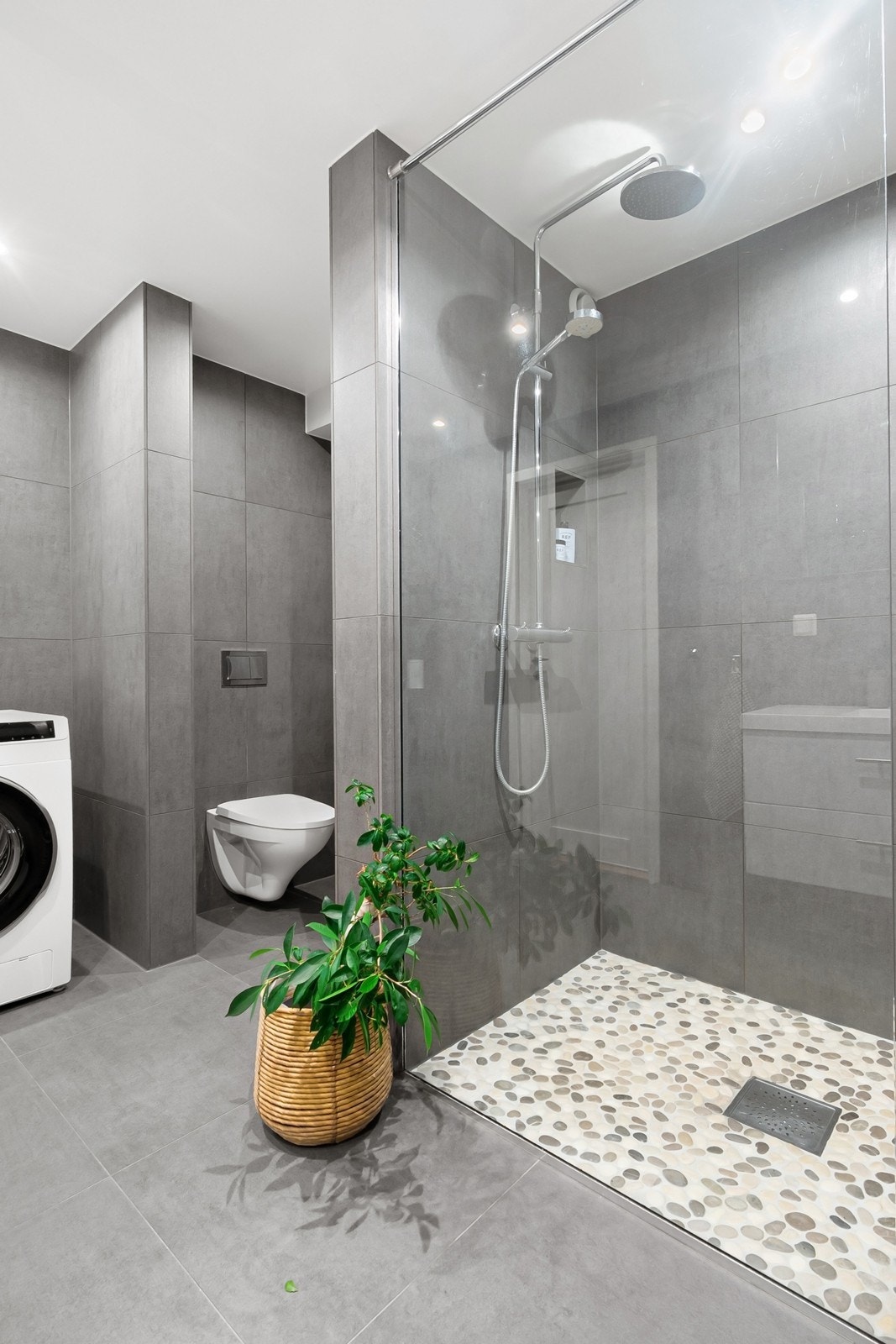 Innredningen består av servant med skuffeseksjon, speil, vegghengt toalett og dusjhjørne. Galleribilde