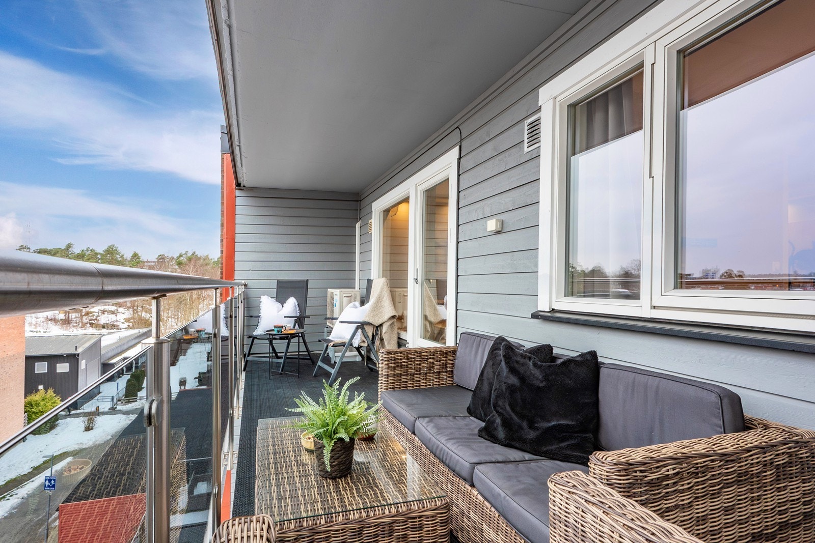 Balkongen har plastheller som føles lune å gå på, samt stilrent rekkverk i glass med ståldetaljer. Galleribilde