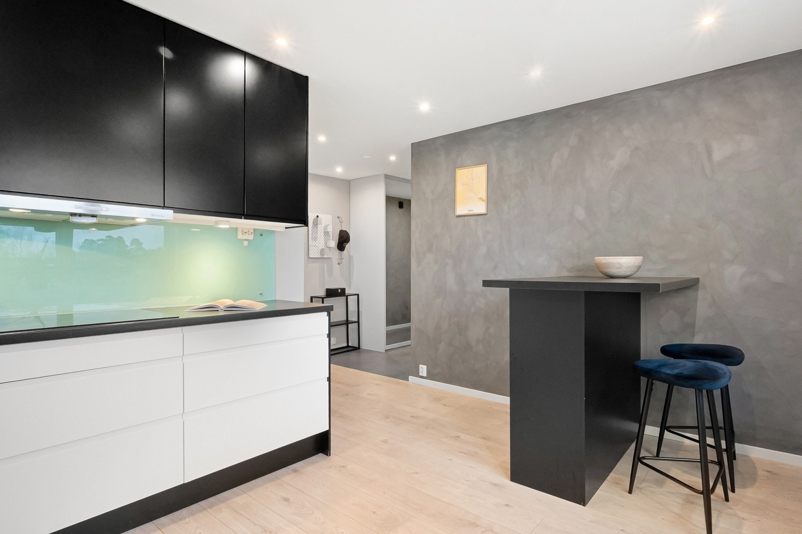 Kjøkkenet fra 2016 ligger adskilt fra stuen, tvers over gangen. Galleribilde