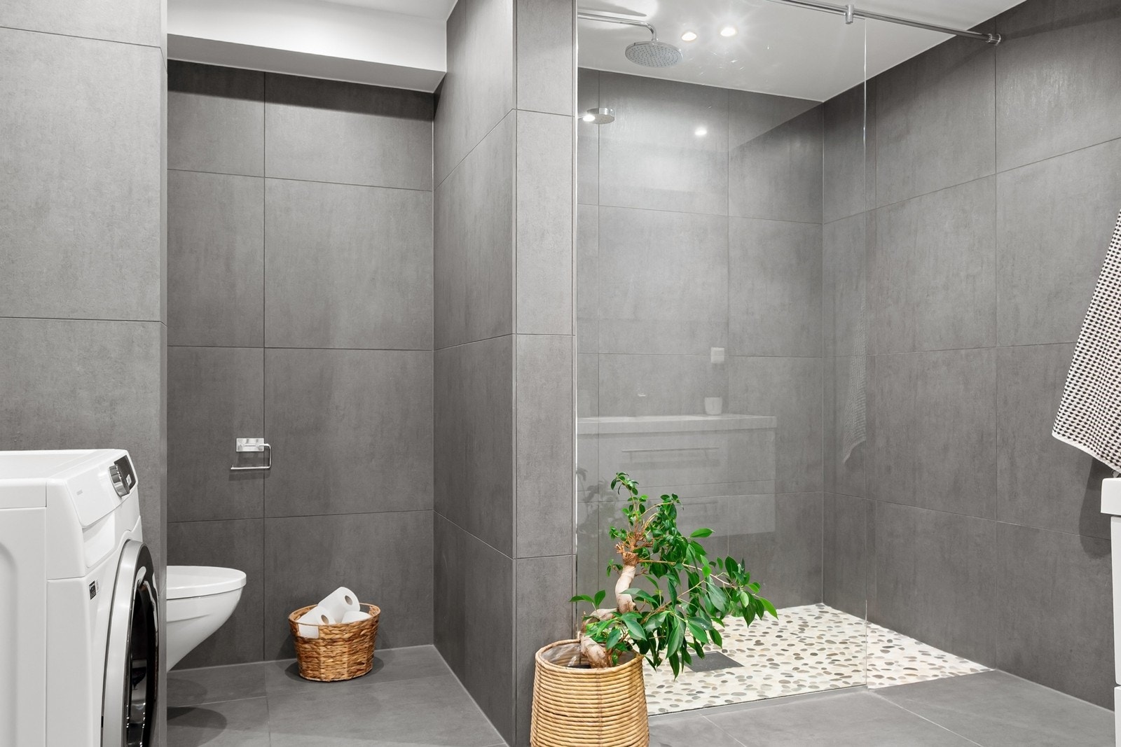 Boligens bad er etablert som ett romslig bad etter sammenslåing av opprinnelig løsning. Galleribilde