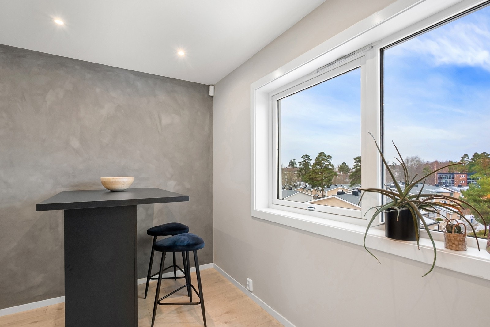 Ved stort vindu er det plass til frokostbord med fint utsyn mot felles grøntområder på fremsiden av bygget. Galleribilde