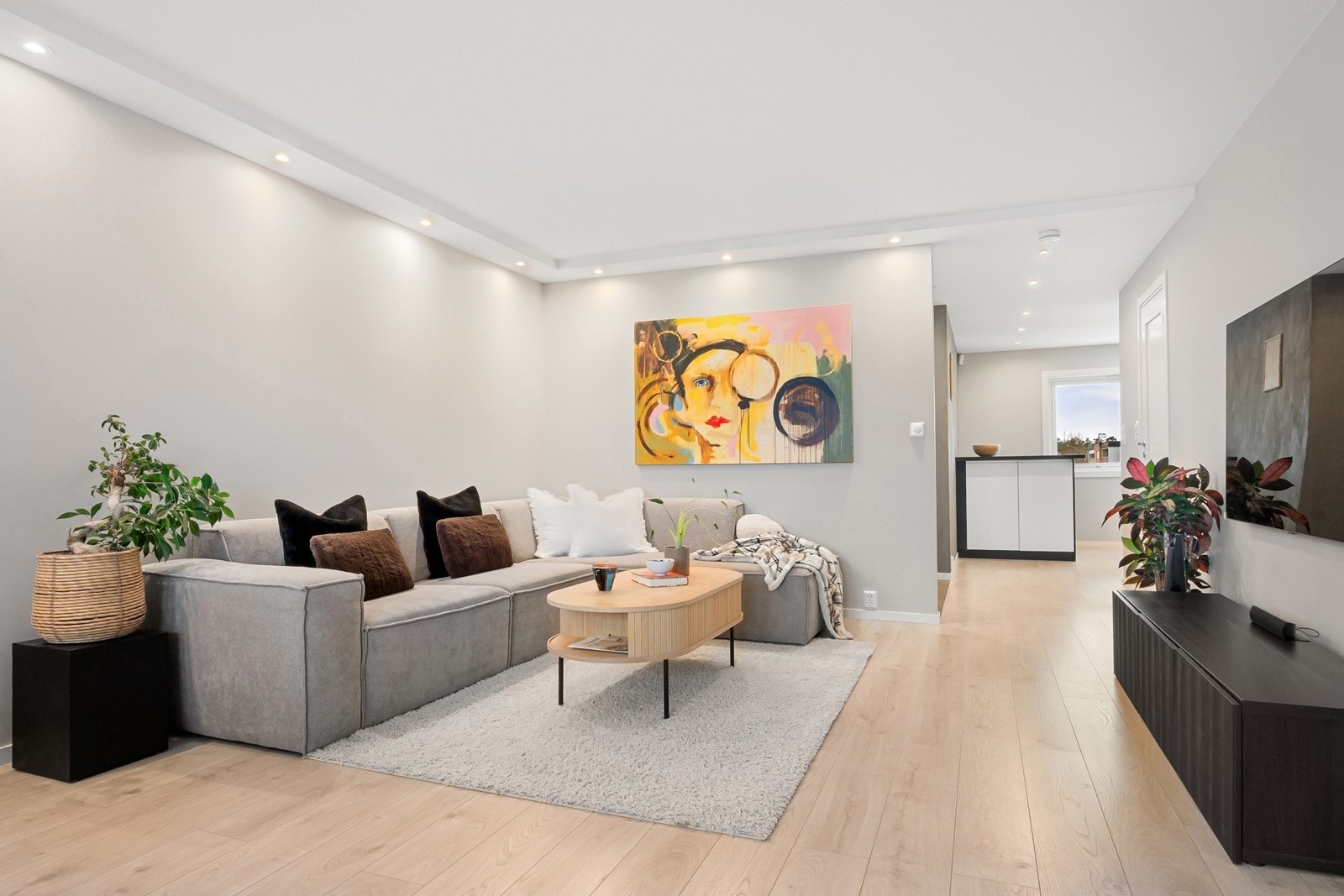 Den avlange stuen gir fleksible møbleringsmuligheter med plass til både sofagruppe og spisestue. Galleribilde