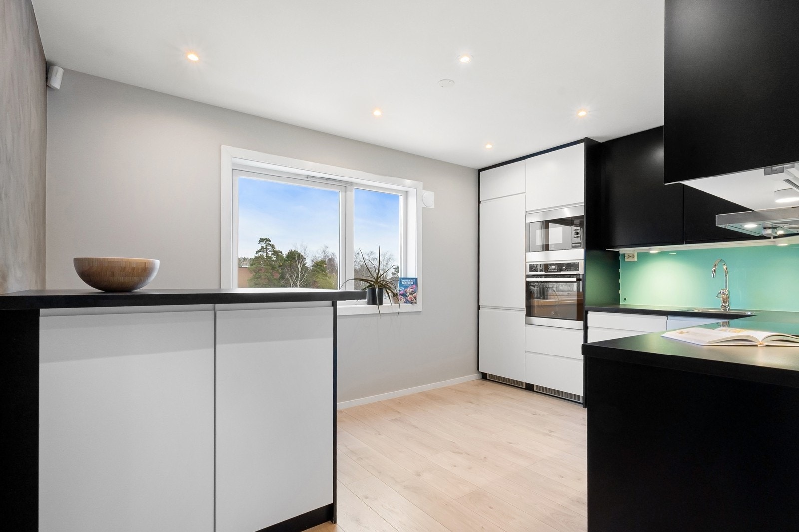 Rommet er romslig og byr på rikelig med oppbevaringsplass i både over- og underskap, samt en mindre kjøkkenøy. Galleribilde