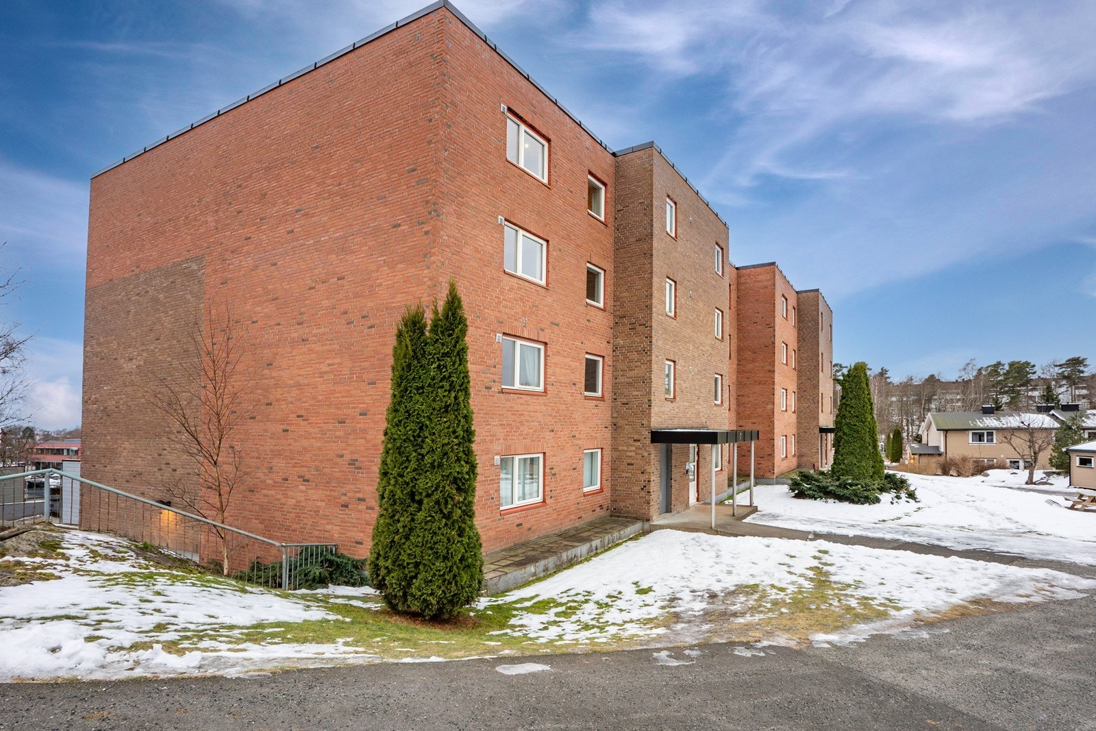 Borettslagets felles tomt er godt vedlikeholdt og opparbeidet med asfalterte stikkveier, gressplen, div. beplantning, busker og trær. Galleribilde