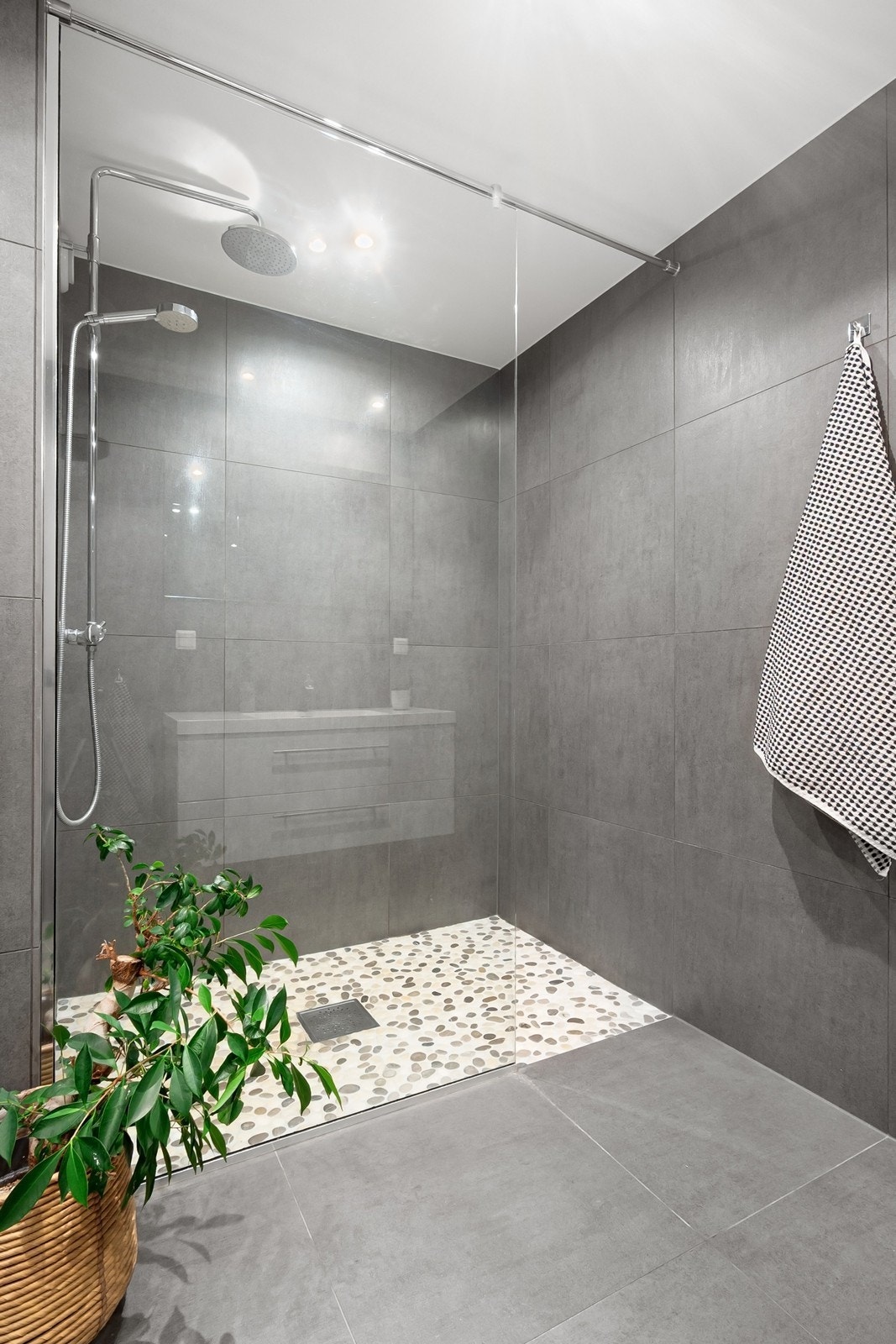 Dusjhjørnet er romslig, avskjermet med glassvegg, og har tak- og hånddusj i krom, samt praktisk innfelt nisje for såpeprodukter. Galleribilde