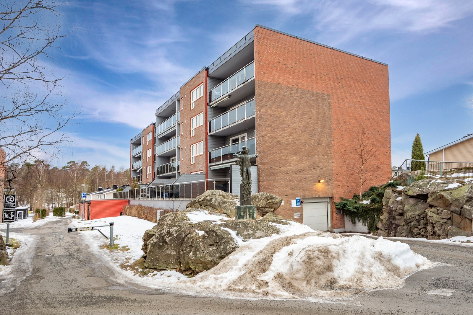 Leiligheten ligger sentralt men samtidig tilbaketrukket til, i et veletablert og populært område hovedsakelig bestående av blokk- og rekkehusbebyggelse. Galleribilde