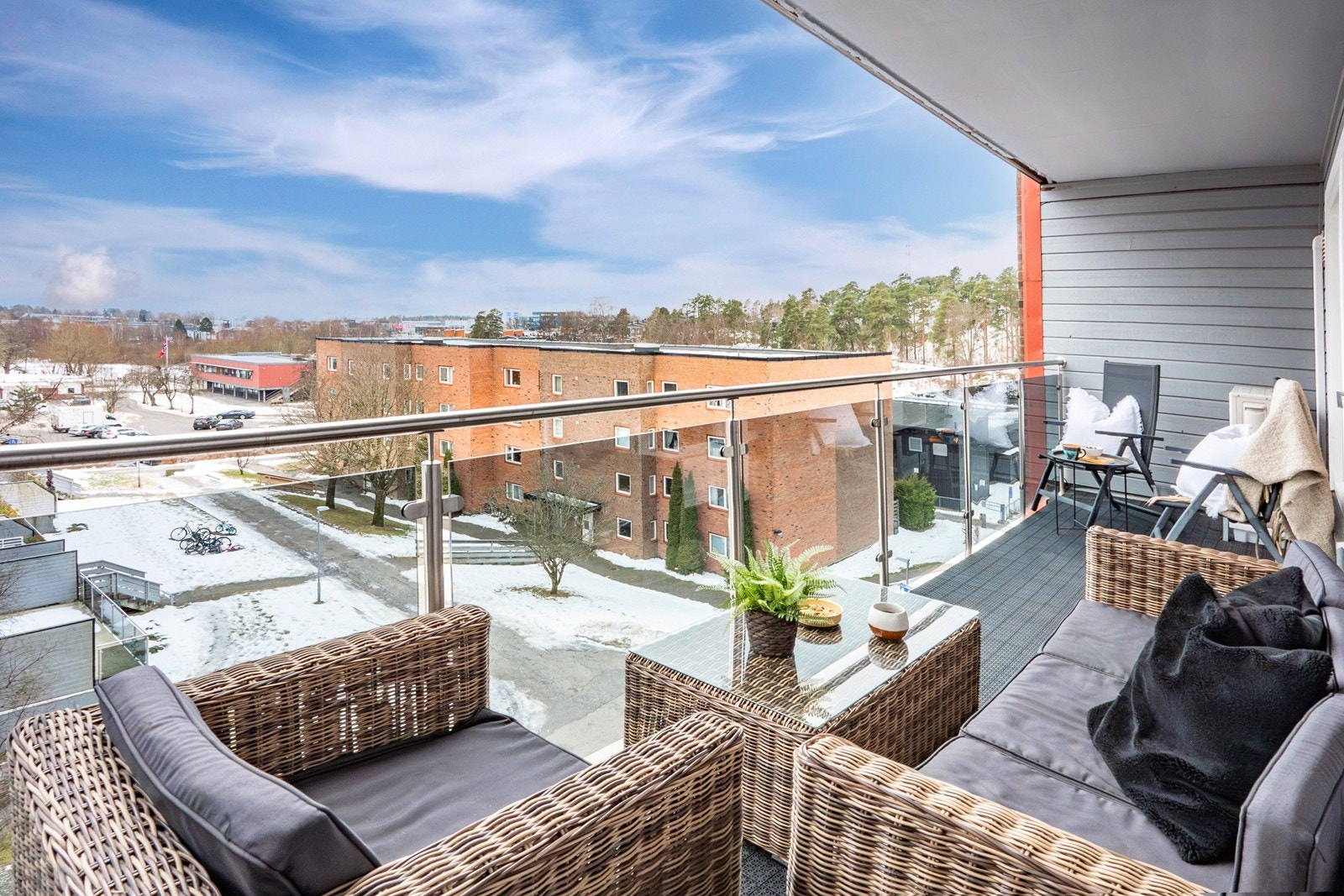 Beliggenheten i 4. etasje gir en usjenert uteplass med utsyn mot nærområdet. Galleribilde