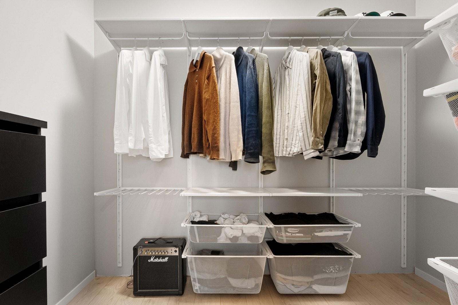 Paktisk garderoberom med vegghengt oppbevaringssystem og hyller -perfekt for orden i hverdagen. Galleribilde