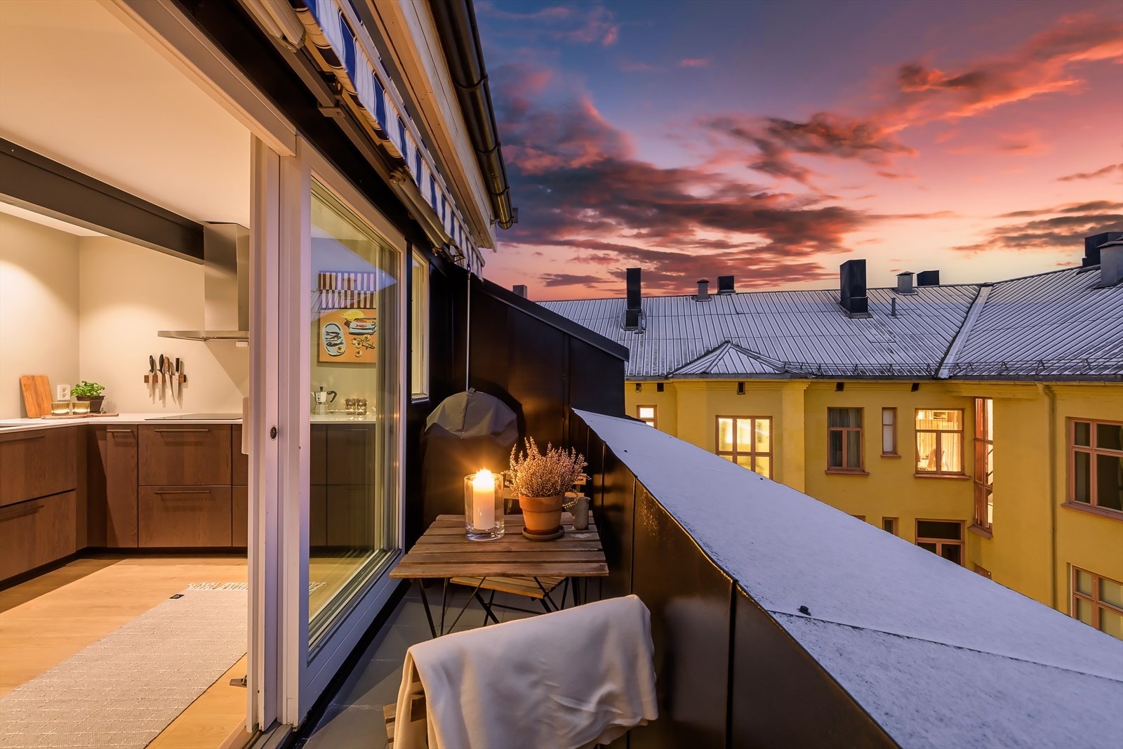 Nordvestvendt balkong med gulvvarme og nydelige solforhold Galleribilde