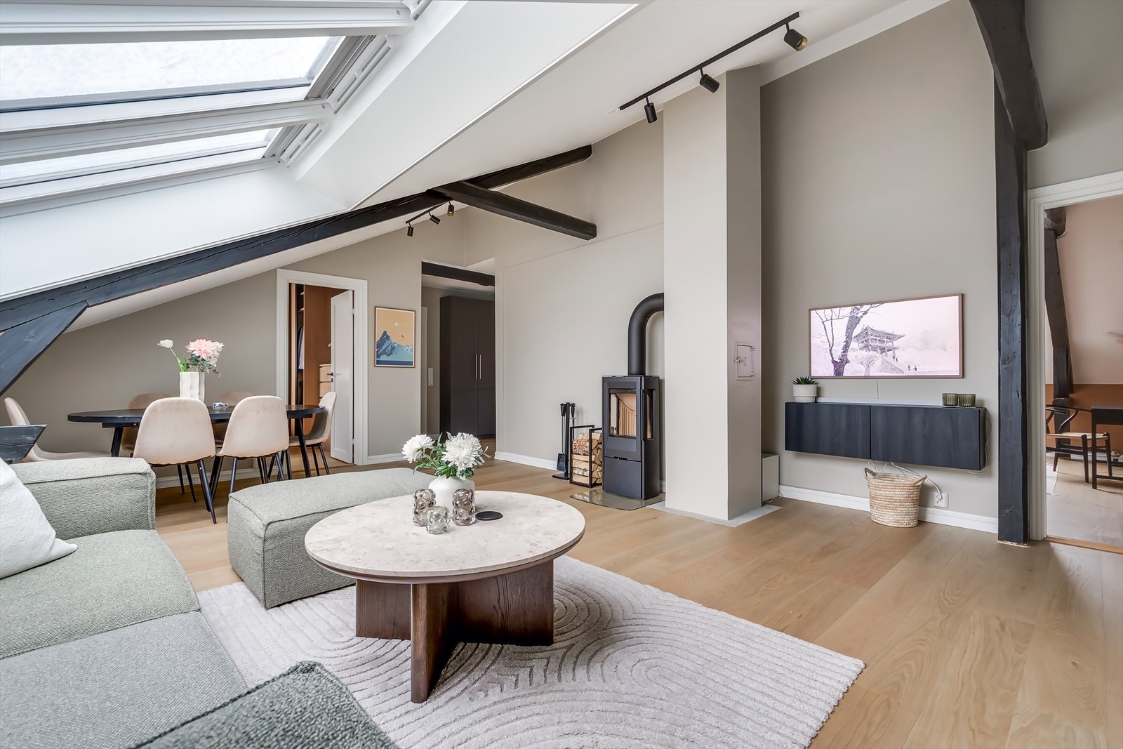 Originale takbjelker som er beiset mørke mot lyse overflater Galleribilde