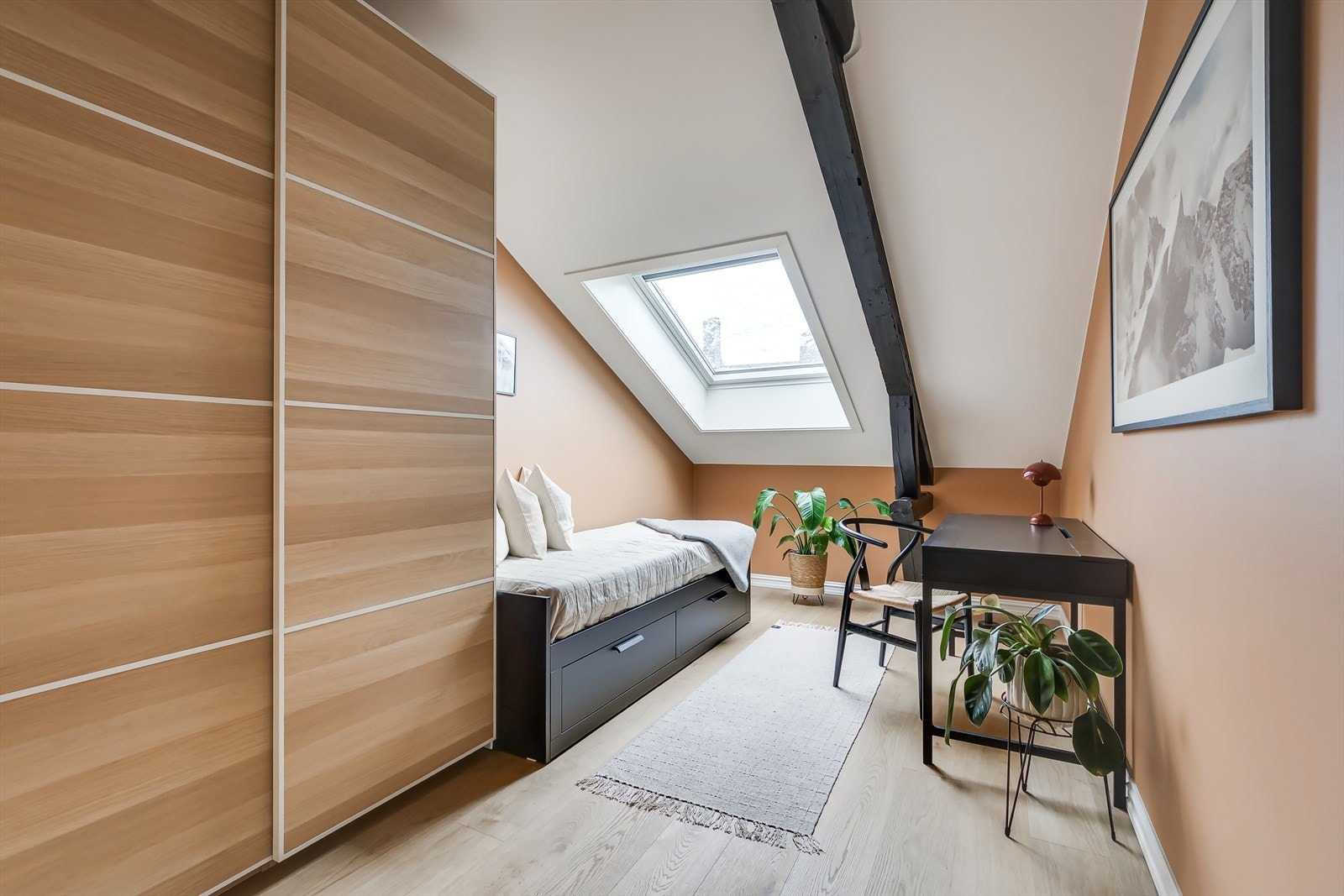 Soverom II i dag innredet med sovesofa til gjester og hjemmekontor Galleribilde