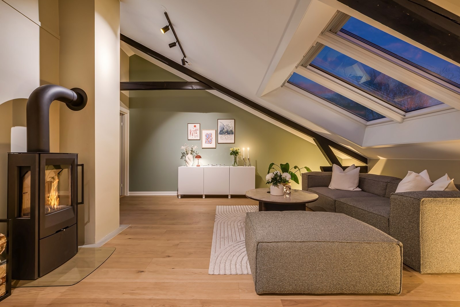 I 2024/25 fikk boligen et vesentlig løft med avretting av gulv (med varmefolie), nytt kjøkken, totalrenovert bad og elektrisk anlegg. Balkongen ble i tillegg rehabilitert i 2024/2025 med varmekabler og nye beslag. Galleribilde