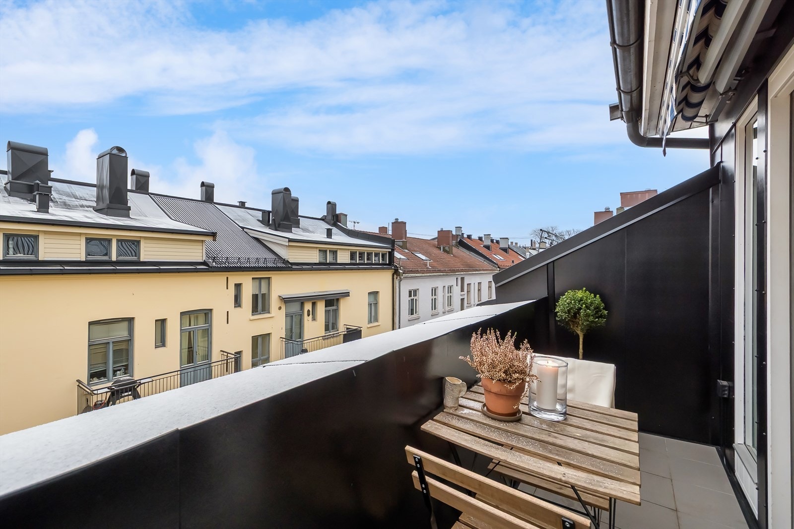 Balkongen er flislagt og er omlagt med nye beslag. Arbeidene ble utført i regi av Sameiet i 2024/2025 og omfatter etablering av varmekabler og nytt sluk. Varmekablene er tilkoblet bryter og mobilt styringssystem. Galleribilde