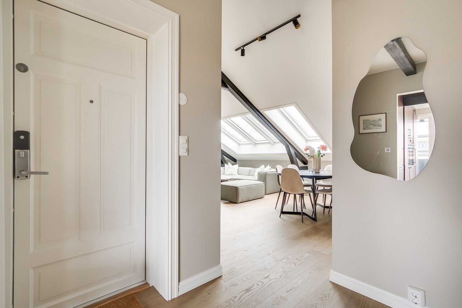 Romslig gang/entré Galleribilde