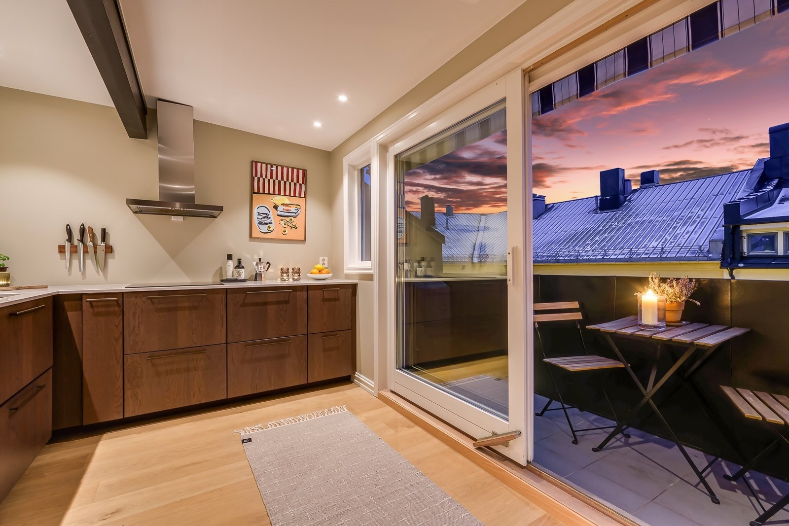 Kjøkkenet er stort med masse skap og benkeplass Galleribilde