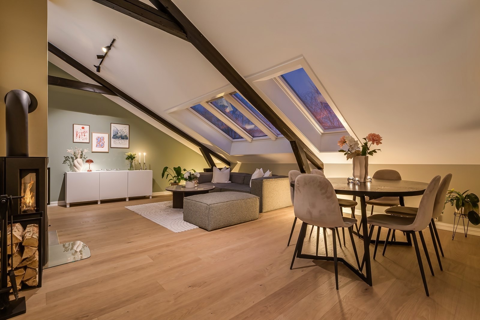 Takhøyde på nesten 3,6 meter og gulvareal på 85 kvm. bidrar til at boligen både er og oppleves langt større enn oppgitt BRA-I Galleribilde