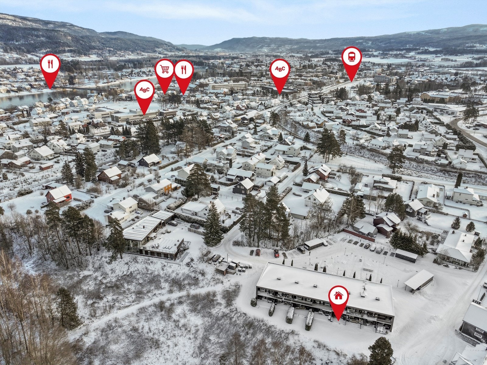 Boligen ligger nær sentrum med 5 minutters kjøring, evt. 15-20 ,imutters gange,
til det meste. Galleribilde