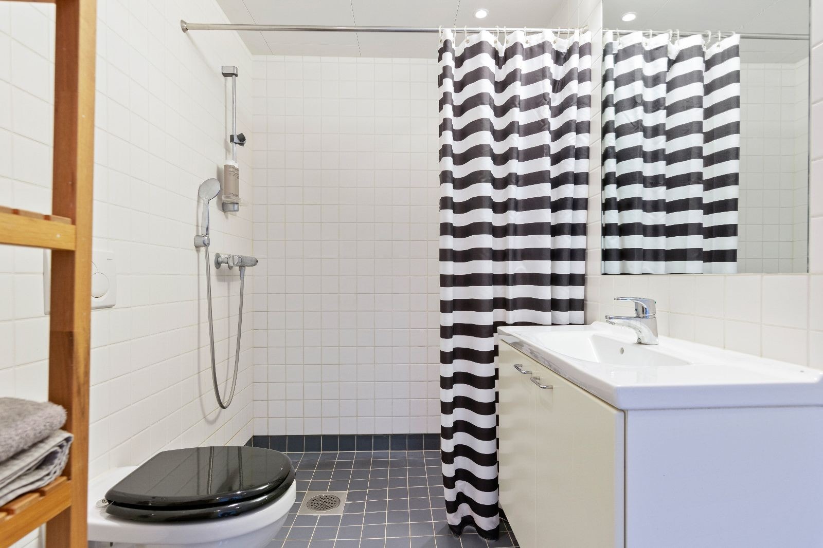 Romslig flislagt bad med varmekabler Galleribilde