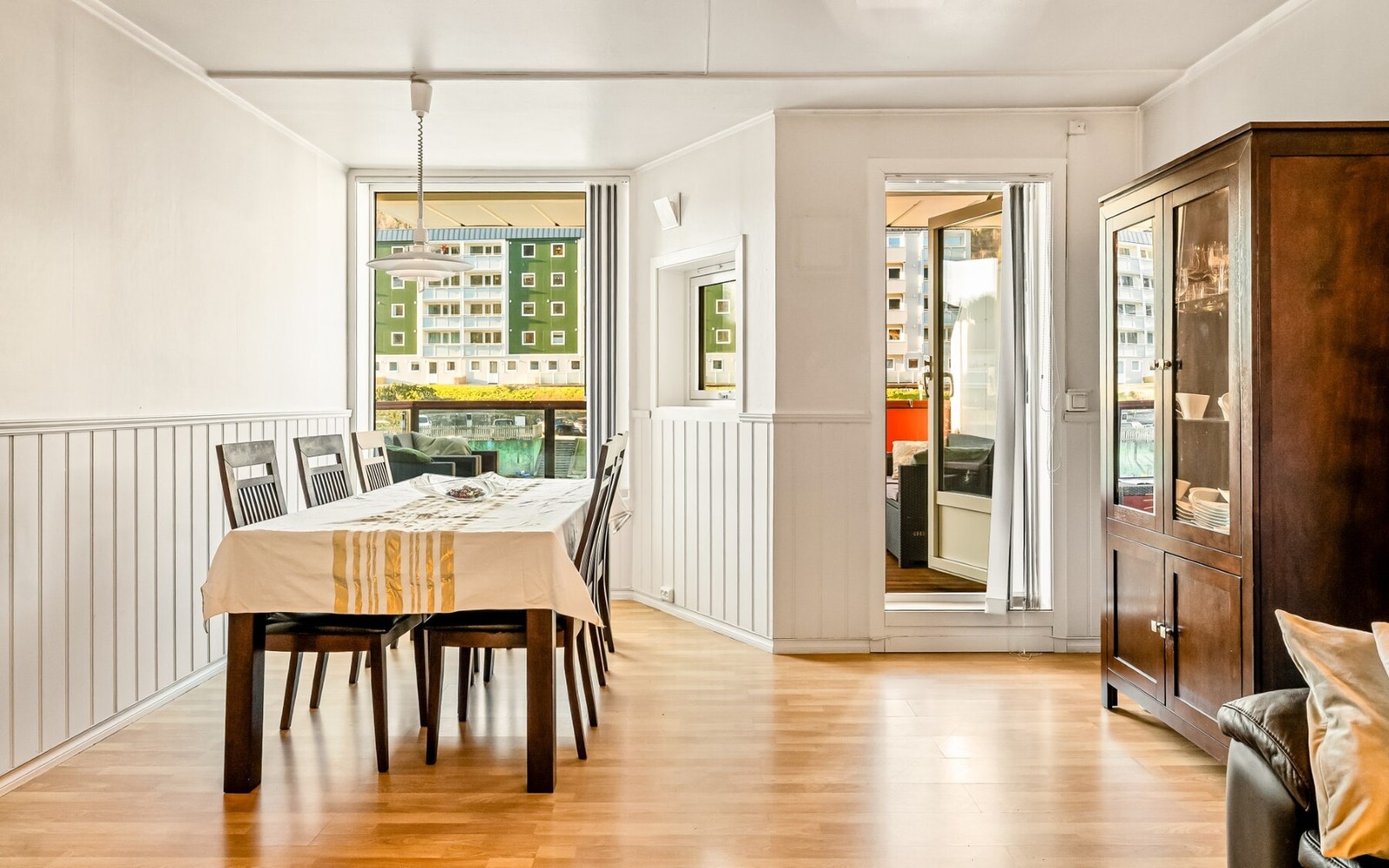 Store vindusflater gir rikelig med naturlig lys og skaper en god atmosfære i rommet Galleribilde