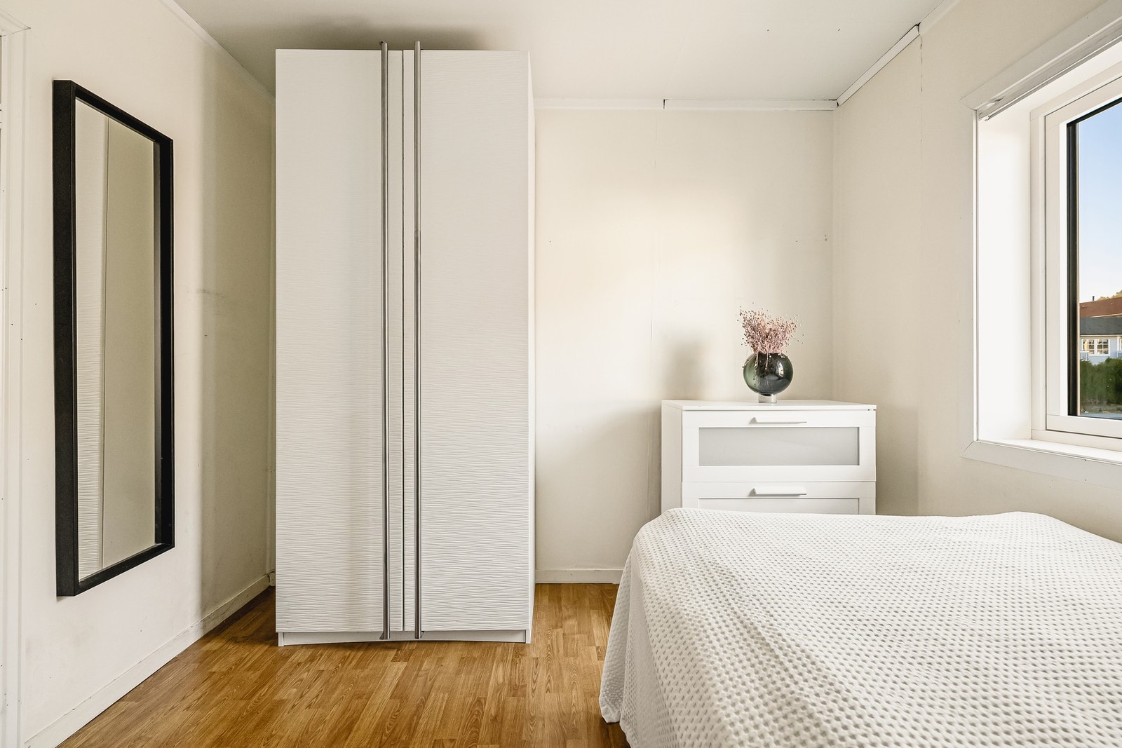 Rommet gir god plass til seng, nattbord garderobe og annet passende møblement Galleribilde