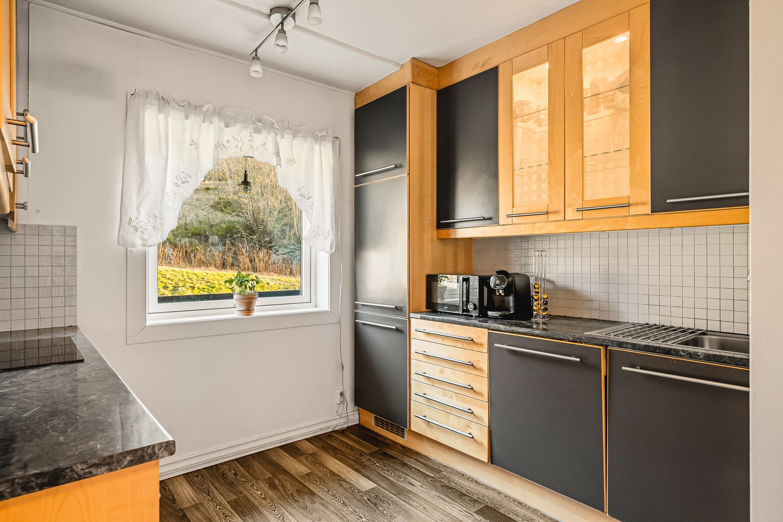 Kjøkken med profilerte fronter og laminat benkeplate Galleribilde