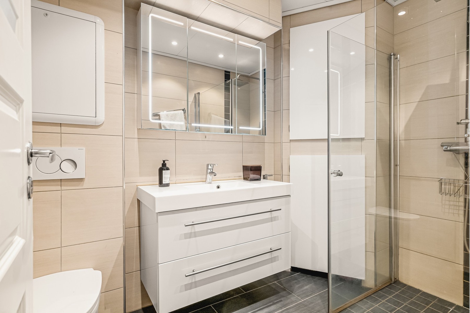 Flislagt bad fra 2016 Galleribilde