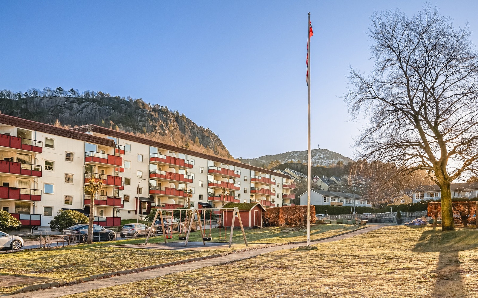 Borettslaget har felles biloppstillingsplasser Galleribilde