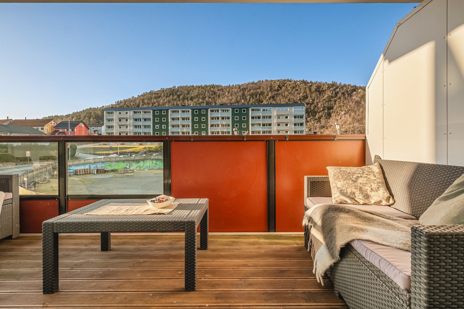 Fra stuen er det utgang til leilighetens balkong - en flott forlengelse av rommet på de fineste dagene! Galleribilde