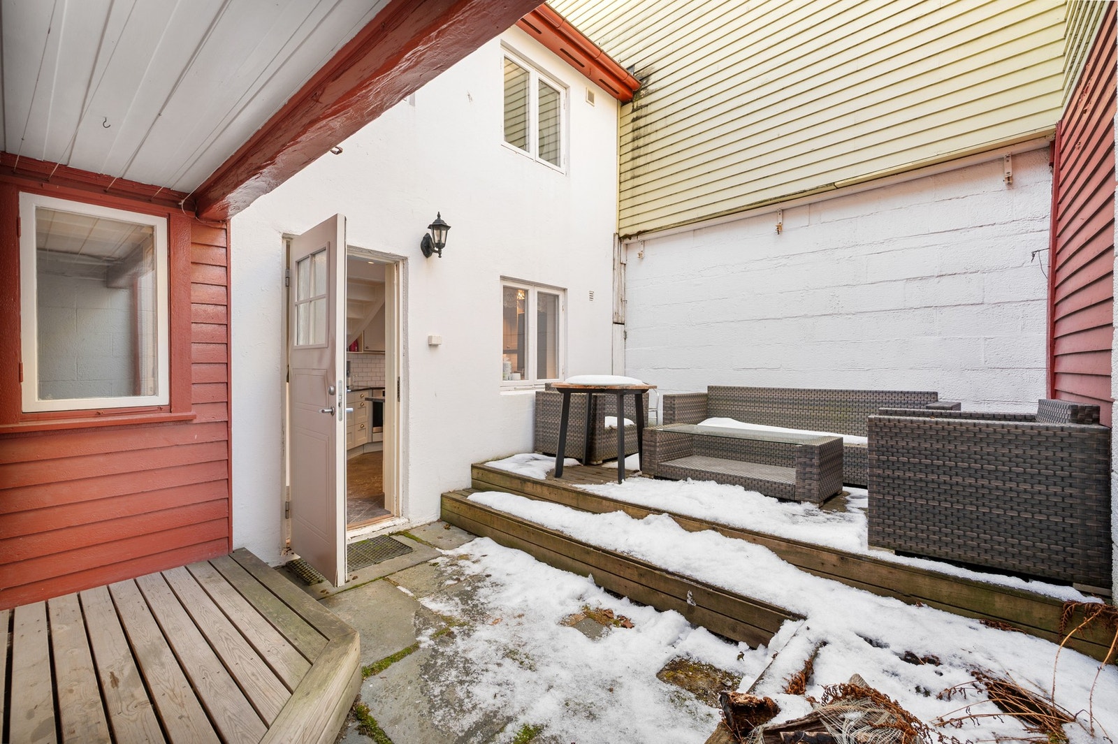 Videre inn i boligen kommet man til kjøkkenet og stuen i hovedetasjen. Galleribilde