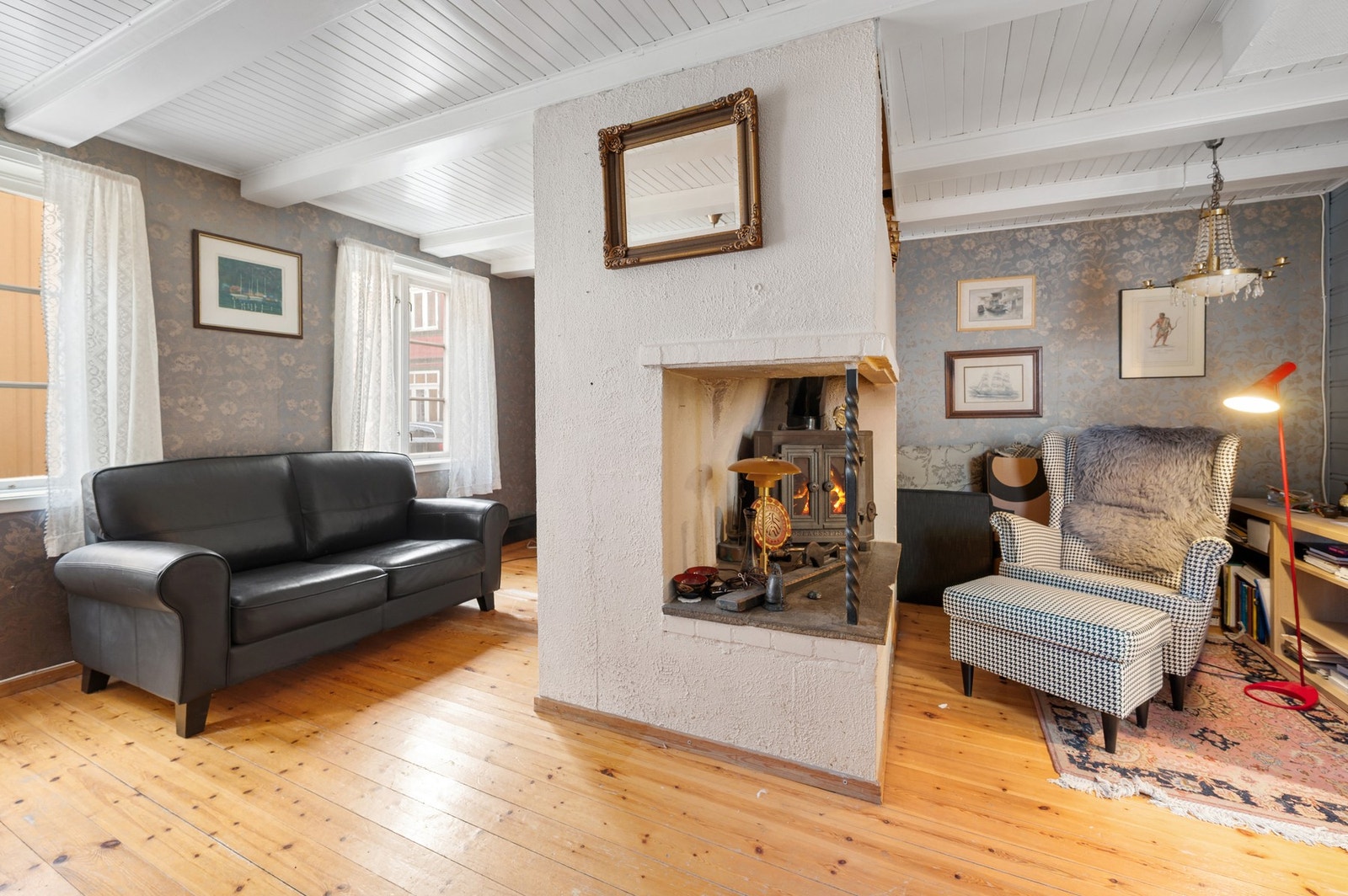 Peisen er plassert midt i stuen for en god fordeling av varmen. Galleribilde