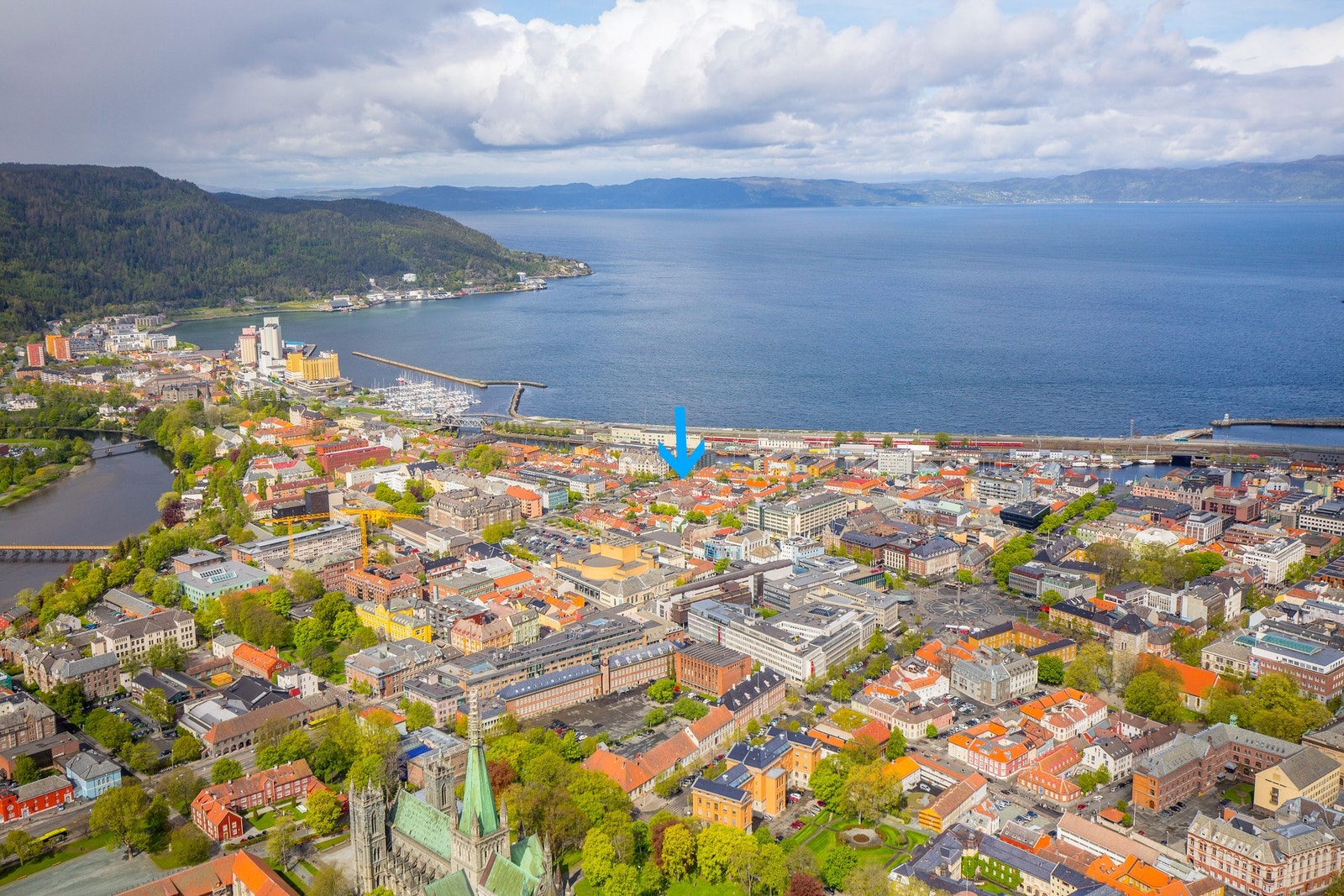 Pilen gir en indikasjon på den sentrale beliggenheten til boligen. Galleribilde