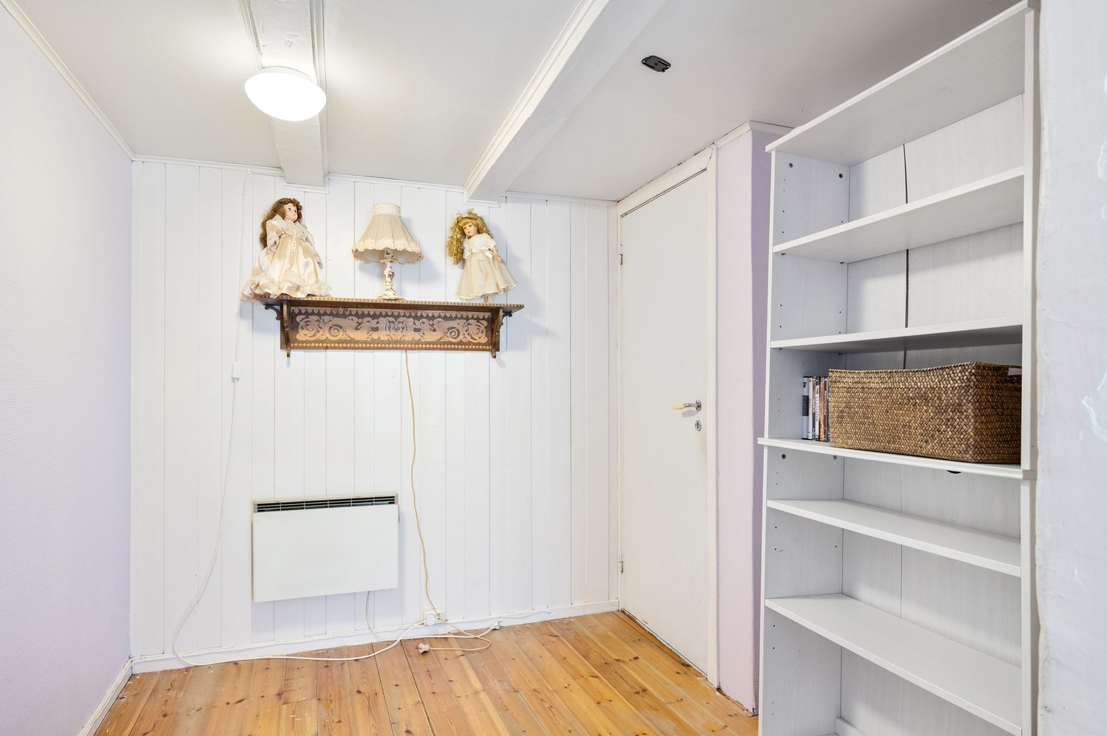 Langs veggen kan det enkelt etableres en egen garderobeløsning. Galleribilde